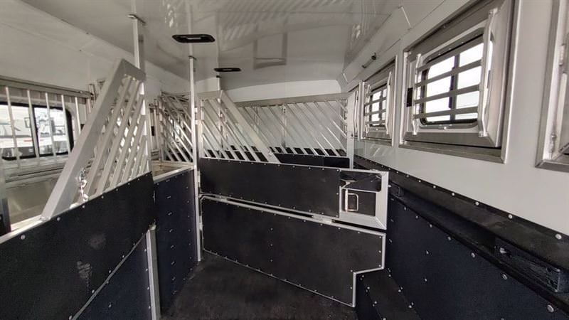 Twister 4 Horse 13'8" SW Rear Load Select with trail Boss LQ S473 — photo 13
