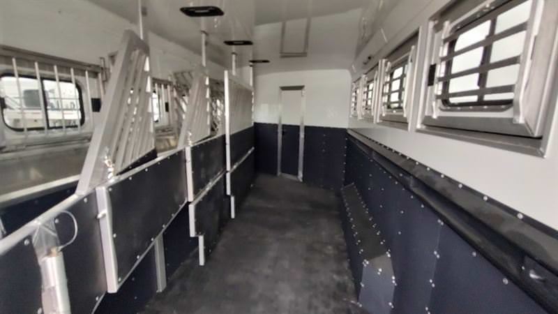 Twister 4 Horse 13'8" SW Rear Load Select with trail Boss LQ S473 — photo 15