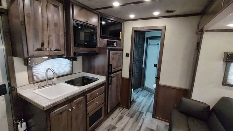 Twister 4 Horse 13'8" SW Rear Load Select with trail Boss LQ S473 — photo 17