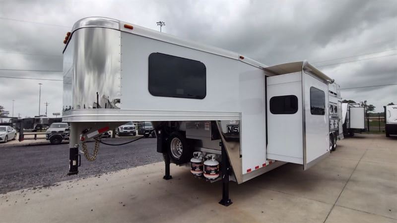 Twister 4 Horse 13'8" SW Rear Load Select with trail Boss LQ S473 — photo 4