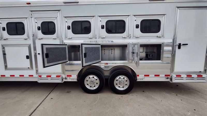 Twister 4 Horse 13'8" SW Rear Load Select with trail Boss LQ S473 — photo 6