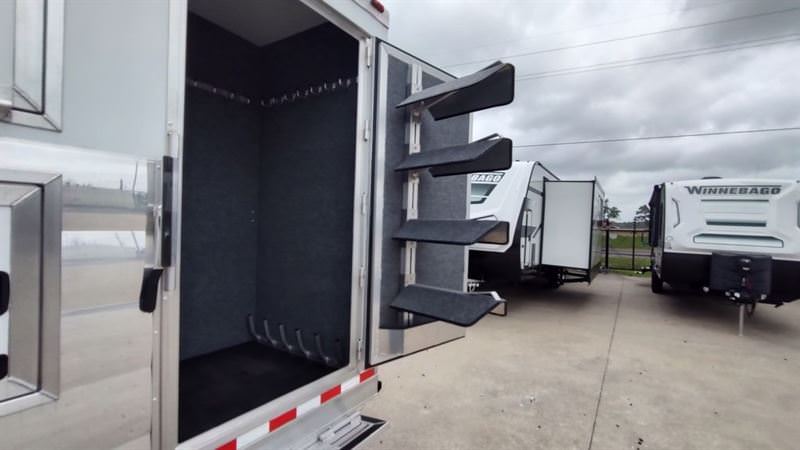 Twister 4 Horse 13'8" SW Rear Load Select with trail Boss LQ S473 — photo 8