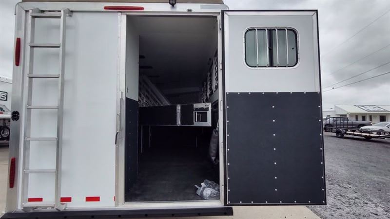 Twister 4 Horse 13'8" SW Rear Load Select with trail Boss LQ S473 — photo 10