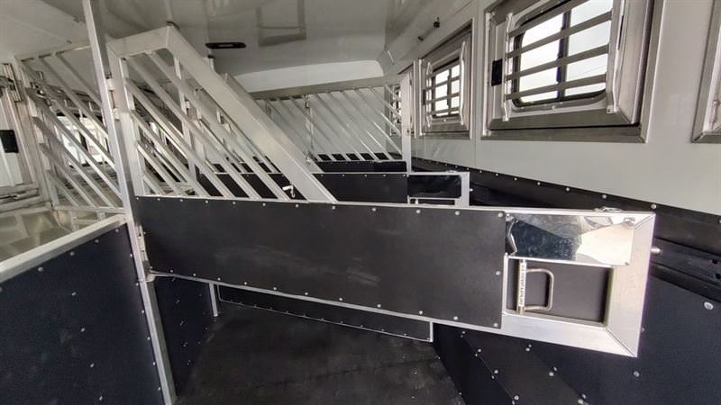 Twister 4 Horse 13'8" SW Rear Load Select with trail Boss LQ S473 — photo 11
