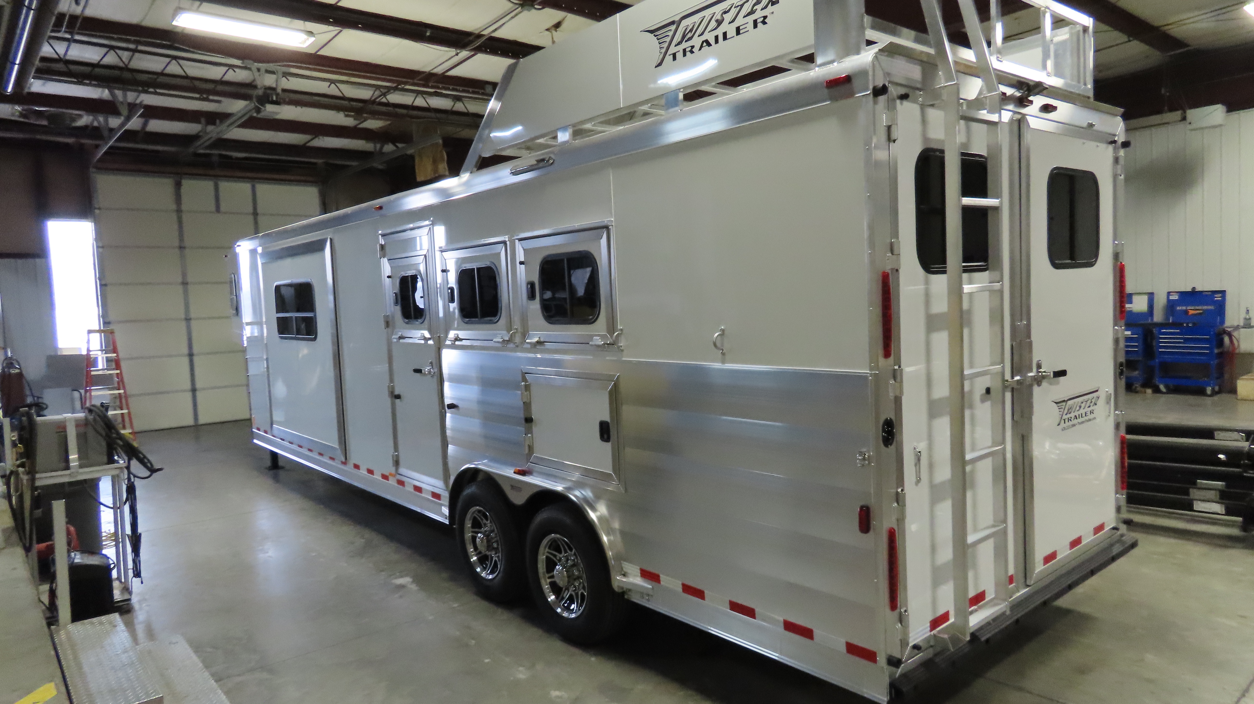 Twister 3 Horse 13'8" SW Rear Load Outback LQ R469 — photo 3