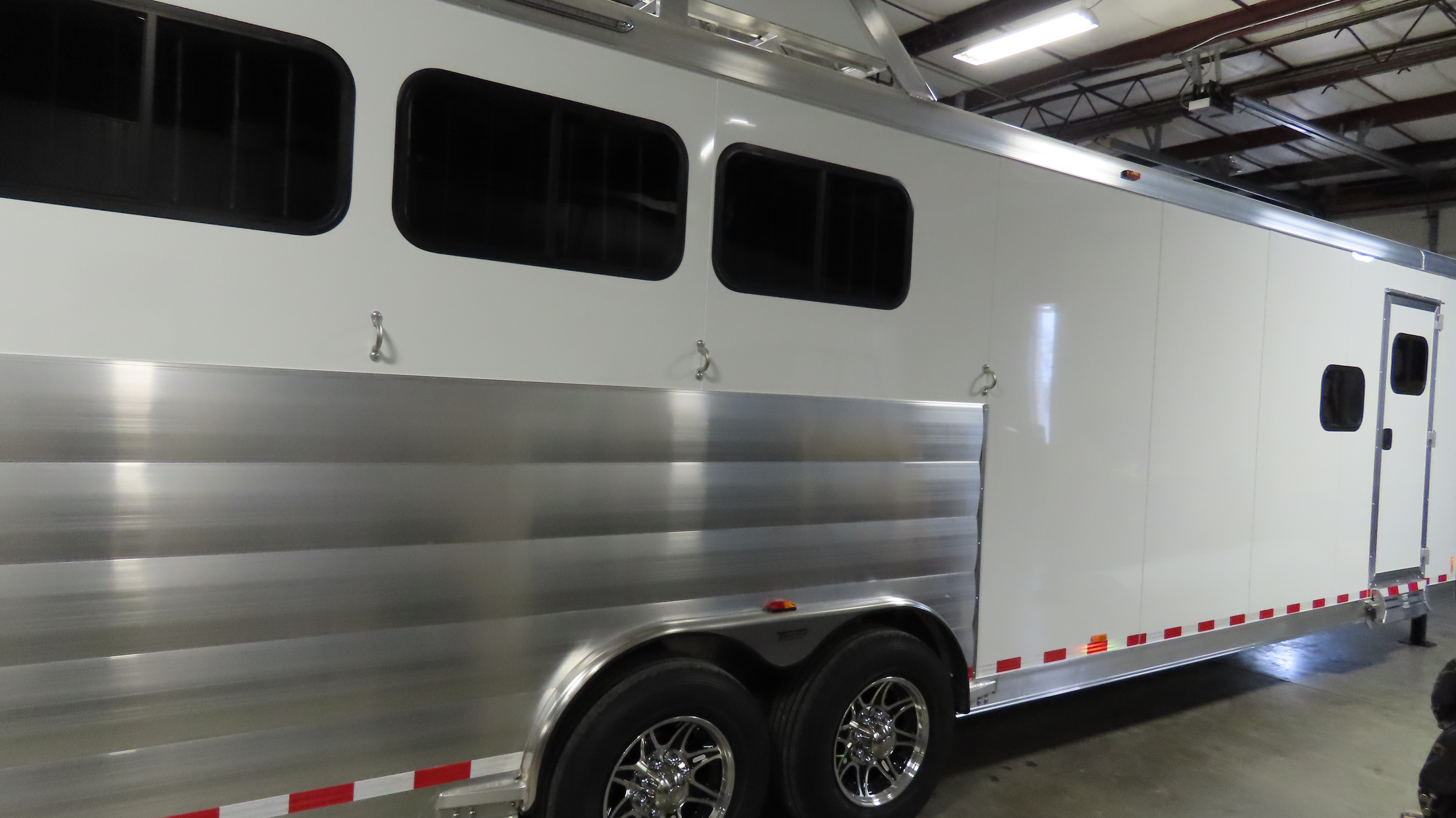 Twister 3 Horse 13'8" SW Rear Load Outback LQ R469 — photo 4