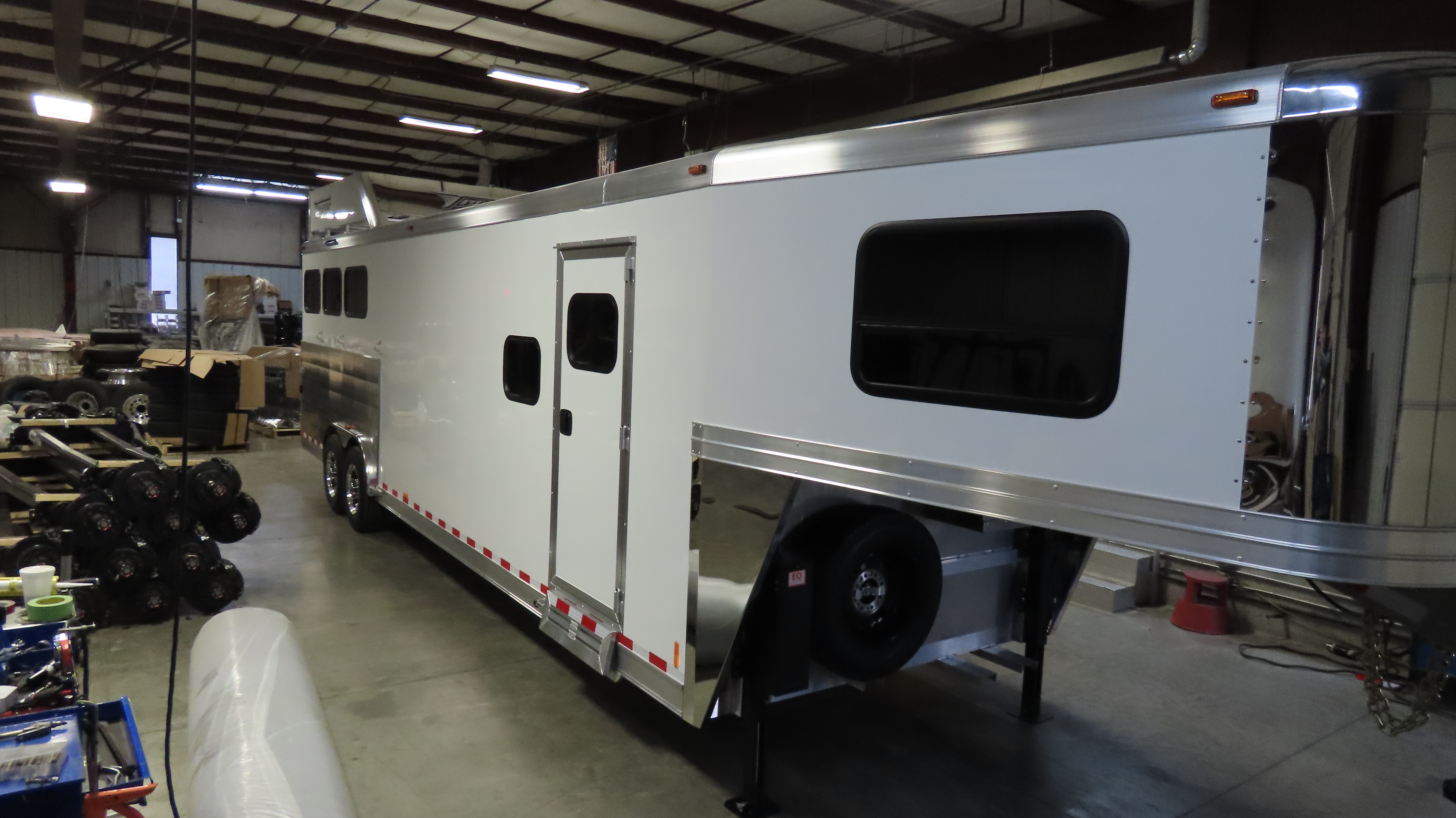 Twister 3 Horse 13'8" SW Rear Load Outback LQ R469 — photo 2