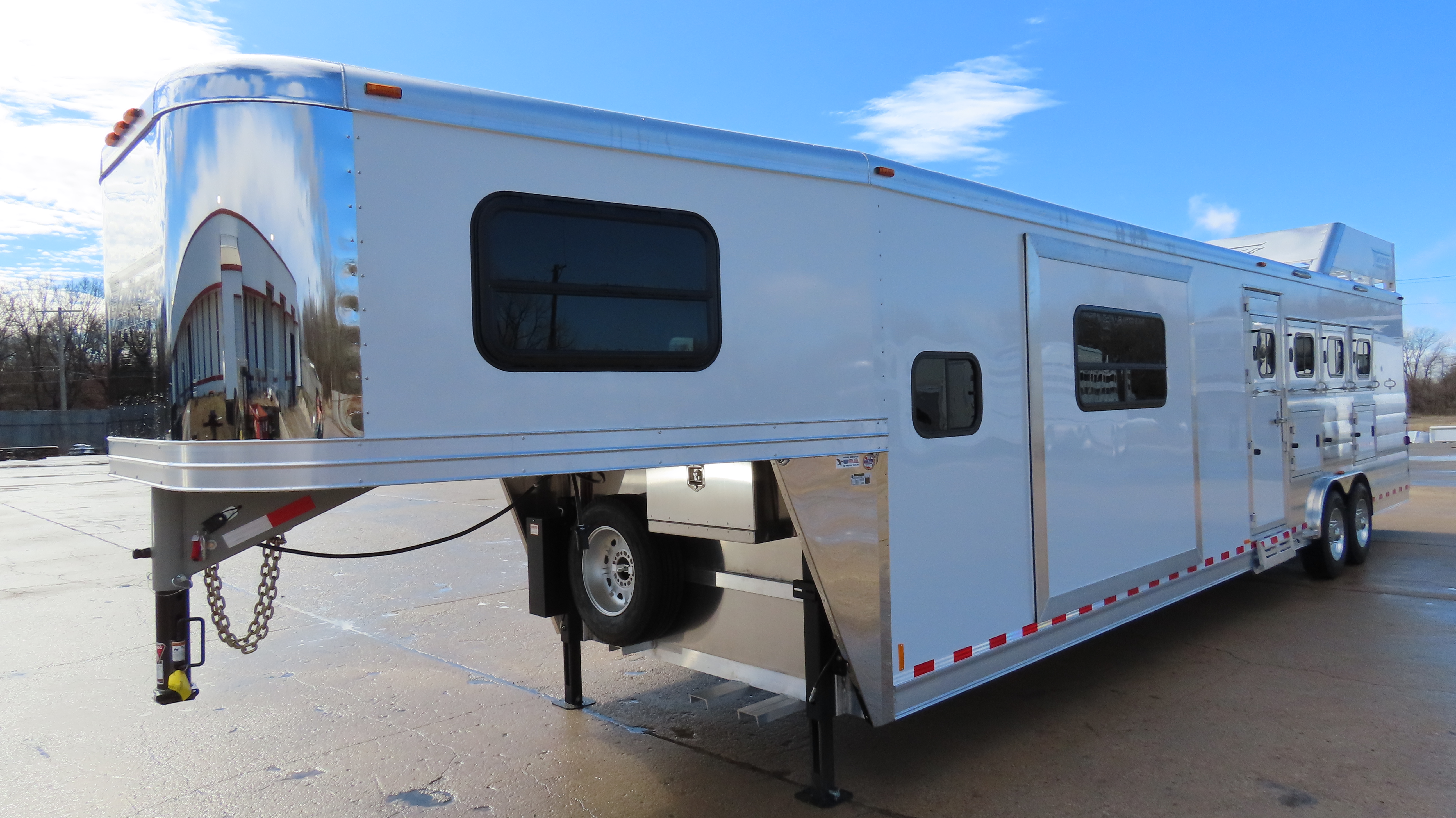 Twister 4 Horse 14'8" SW Rear Load Outback LQ S466 — photo 2
