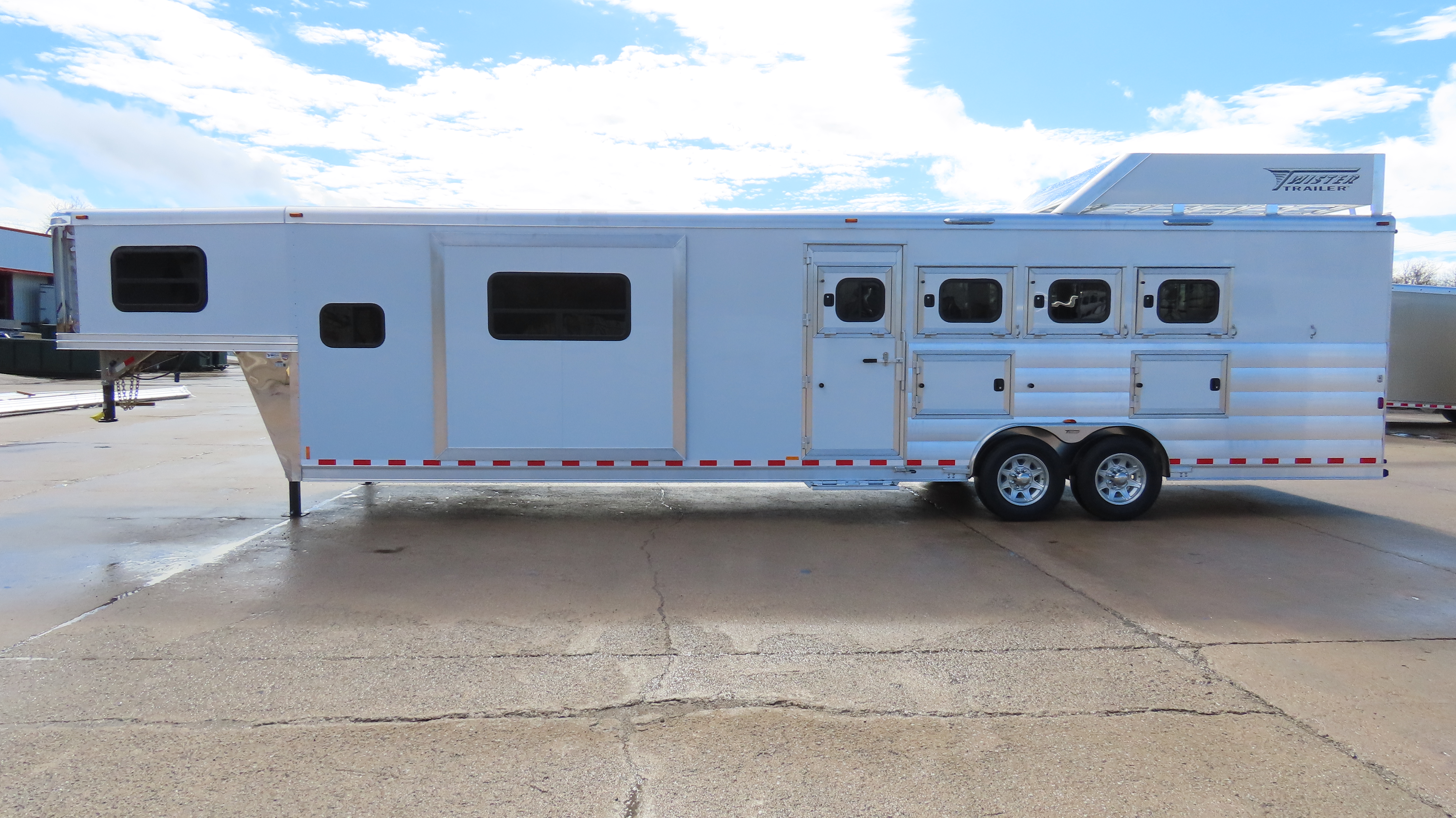 Twister 4 Horse 14'8" SW Rear Load Outback LQ S466
