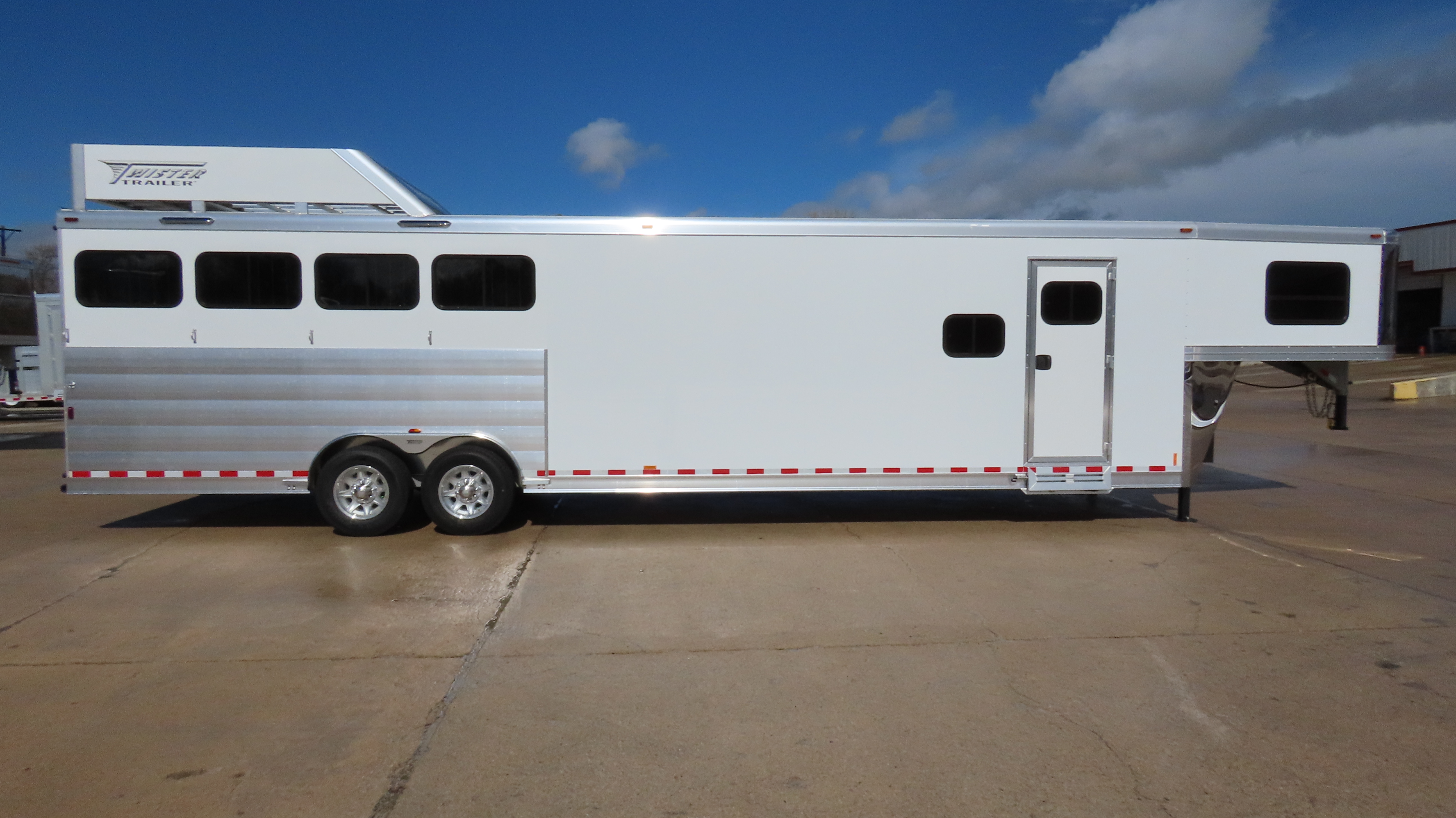 Twister 4 Horse 14'8" SW Rear Load Outback LQ S466 — photo 5