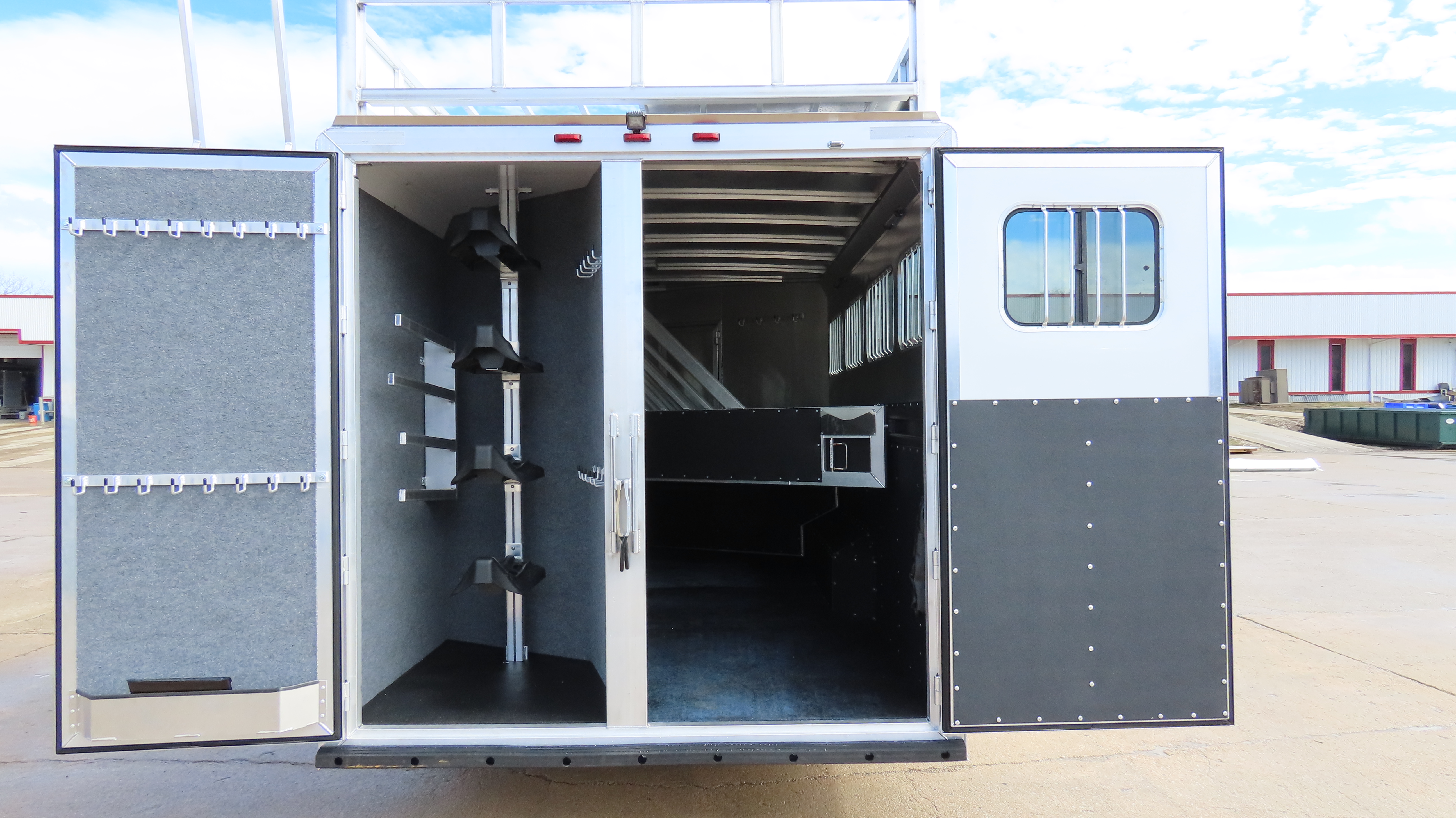 Twister 4 Horse 14'8" SW Rear Load Outback LQ S466 — photo 7