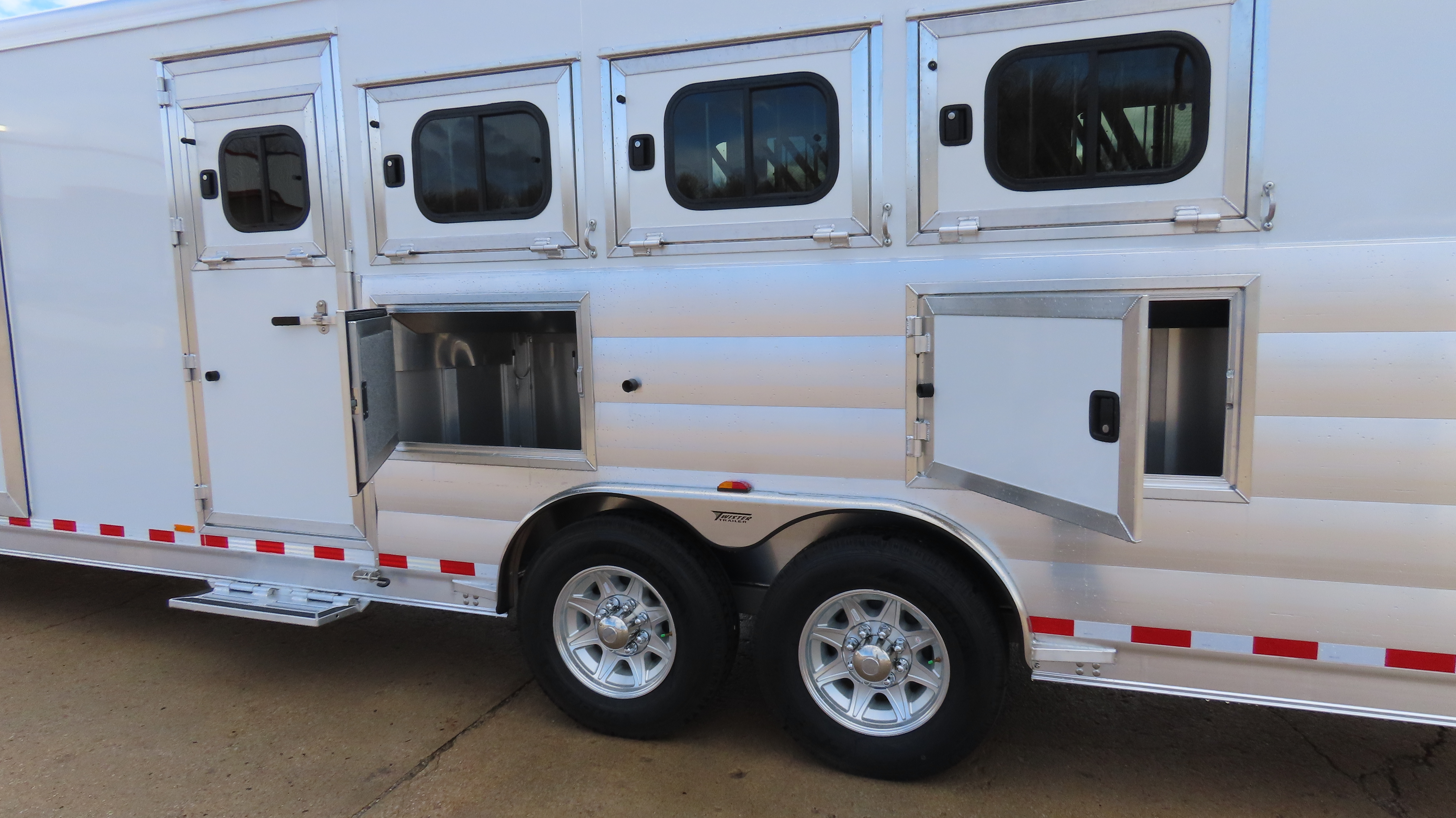 Twister 4 Horse 14'8" SW Rear Load Outback LQ S466 — photo 8