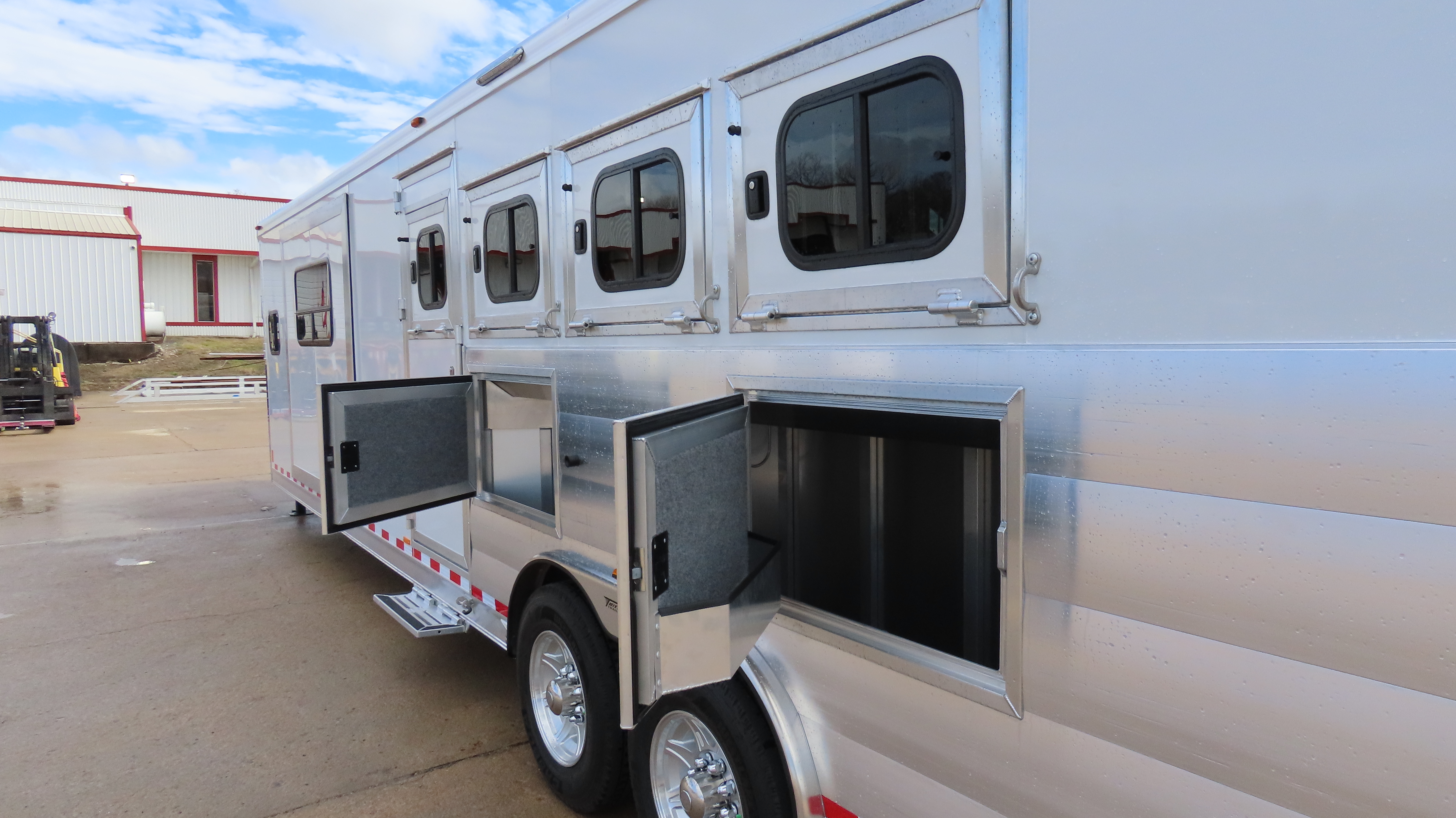 Twister 4 Horse 14'8" SW Rear Load Outback LQ S466 — photo 9
