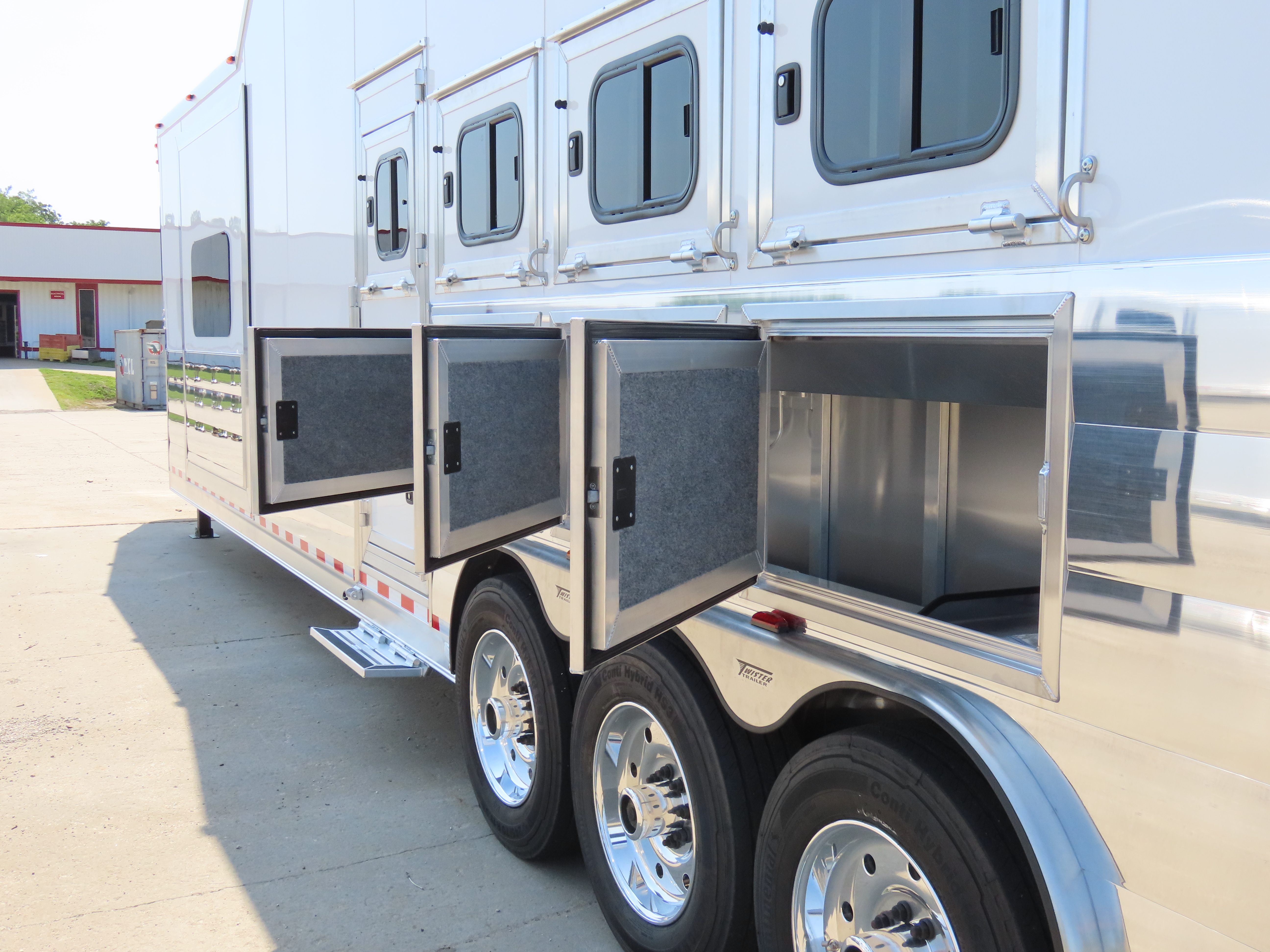 2025 Twister 4 Horse 17' Shortwall Side Load Loft Trailer With Outlaw LQ S540 — photo 12