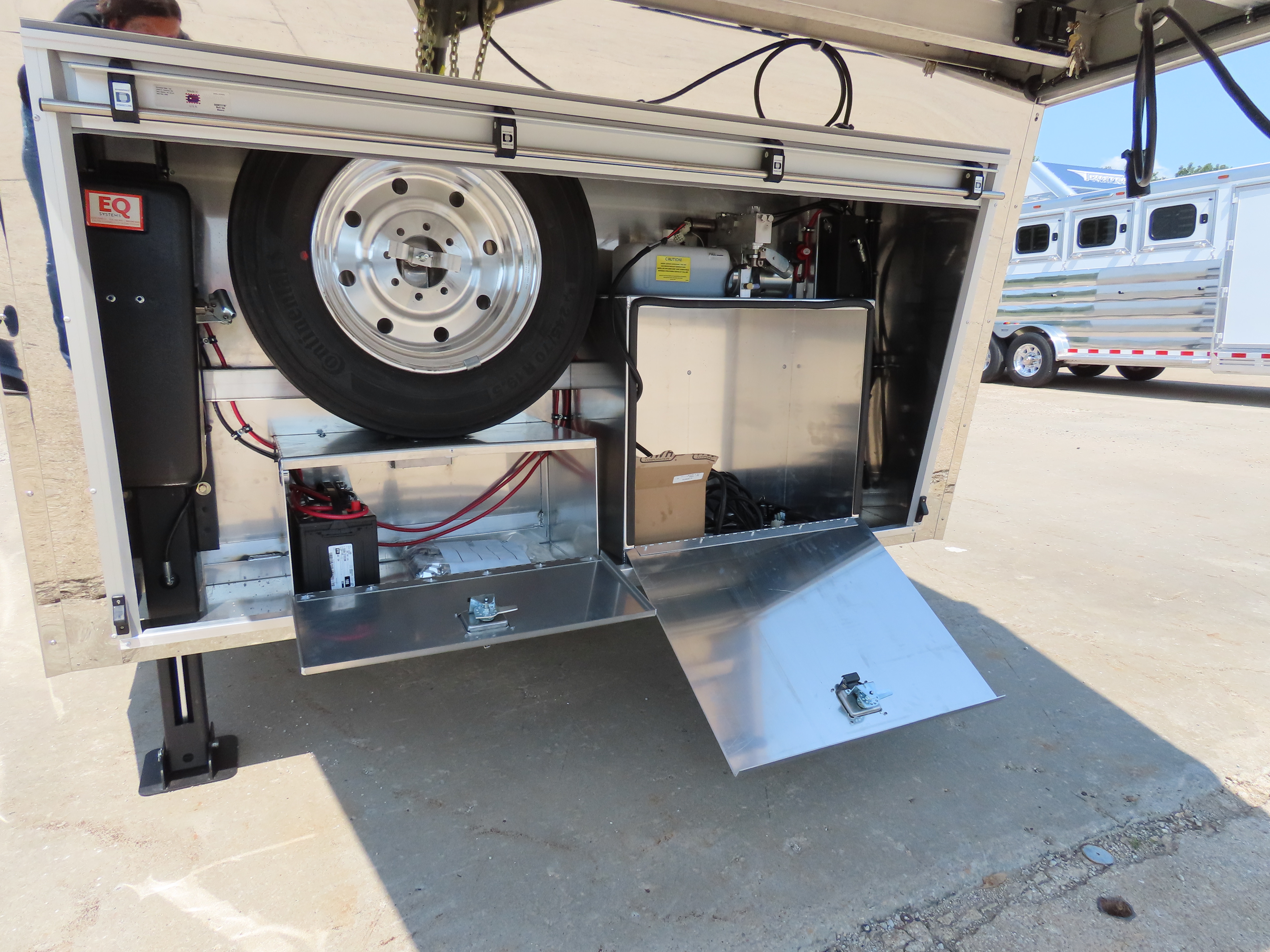 2025 Twister 4 Horse 17' Shortwall Side Load Loft Trailer With Outlaw LQ S540 — photo 6