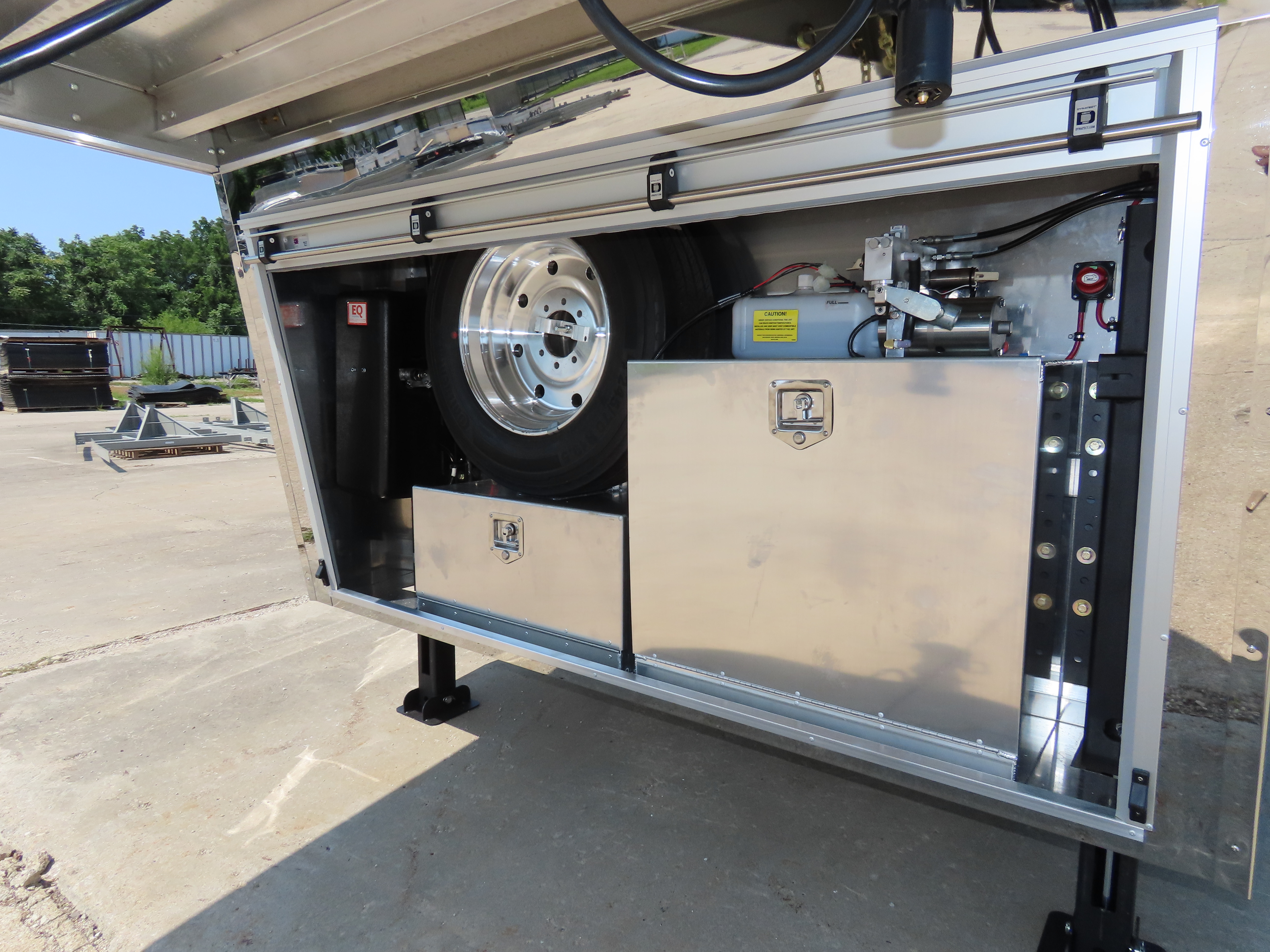 2025 Twister 4 Horse 17' Shortwall Side Load Loft Trailer With Outlaw LQ S540 — photo 7