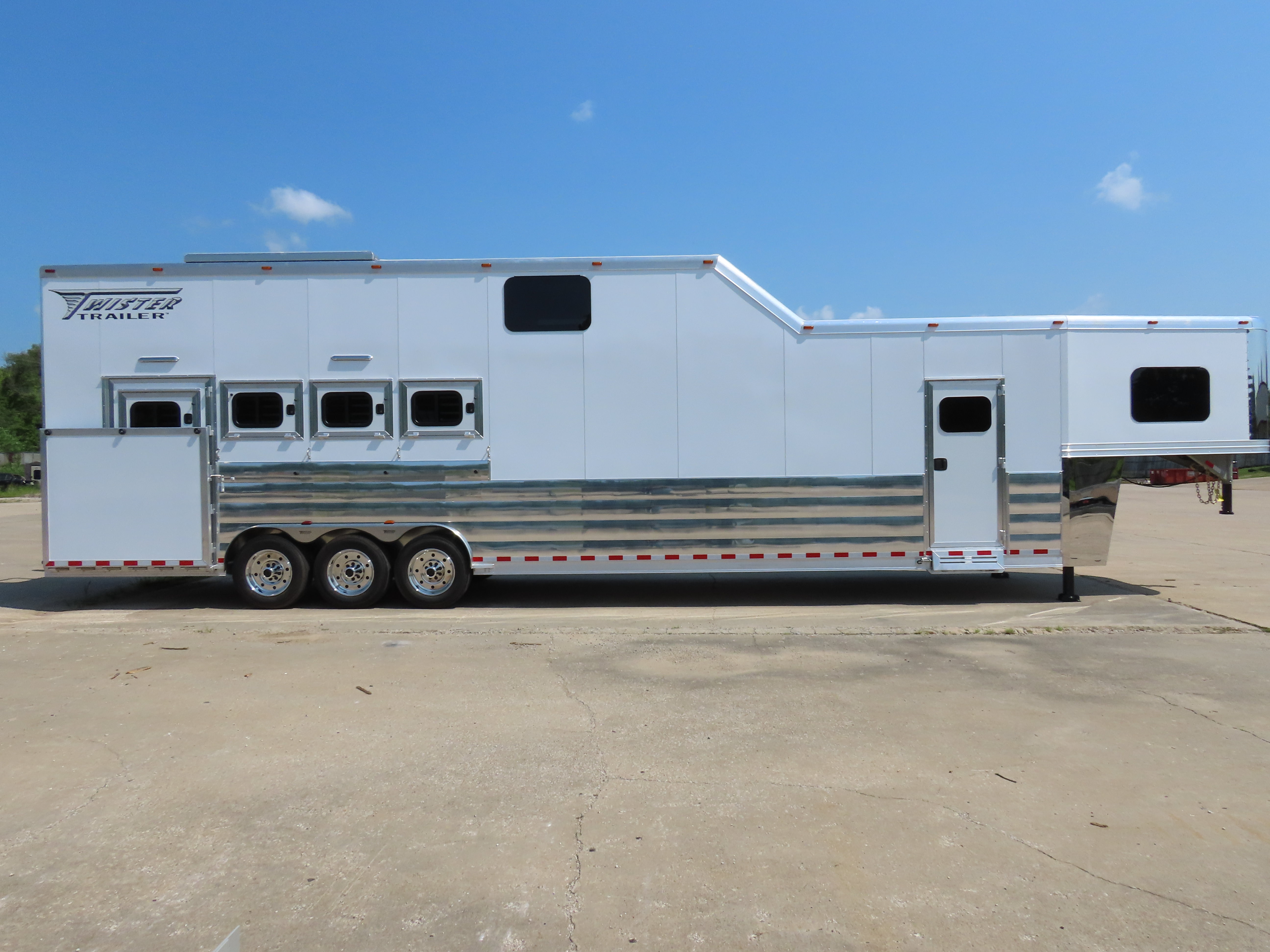 2025 Twister 4 Horse 17' Shortwall Side Load Loft Trailer With Outlaw LQ S540 — photo 2