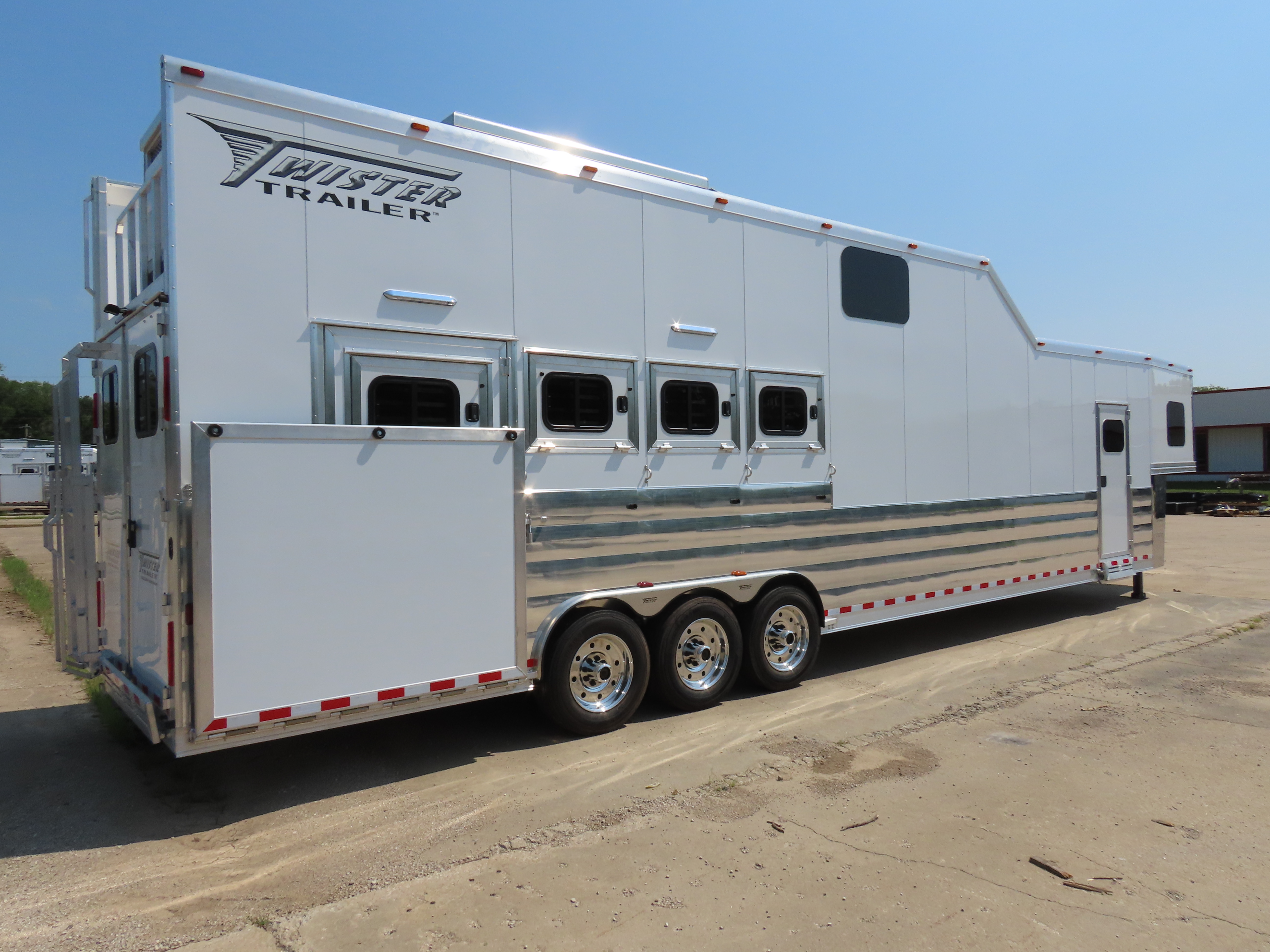 2025 Twister 4 Horse 17' Shortwall Side Load Loft Trailer With Outlaw LQ S540 — photo 3
