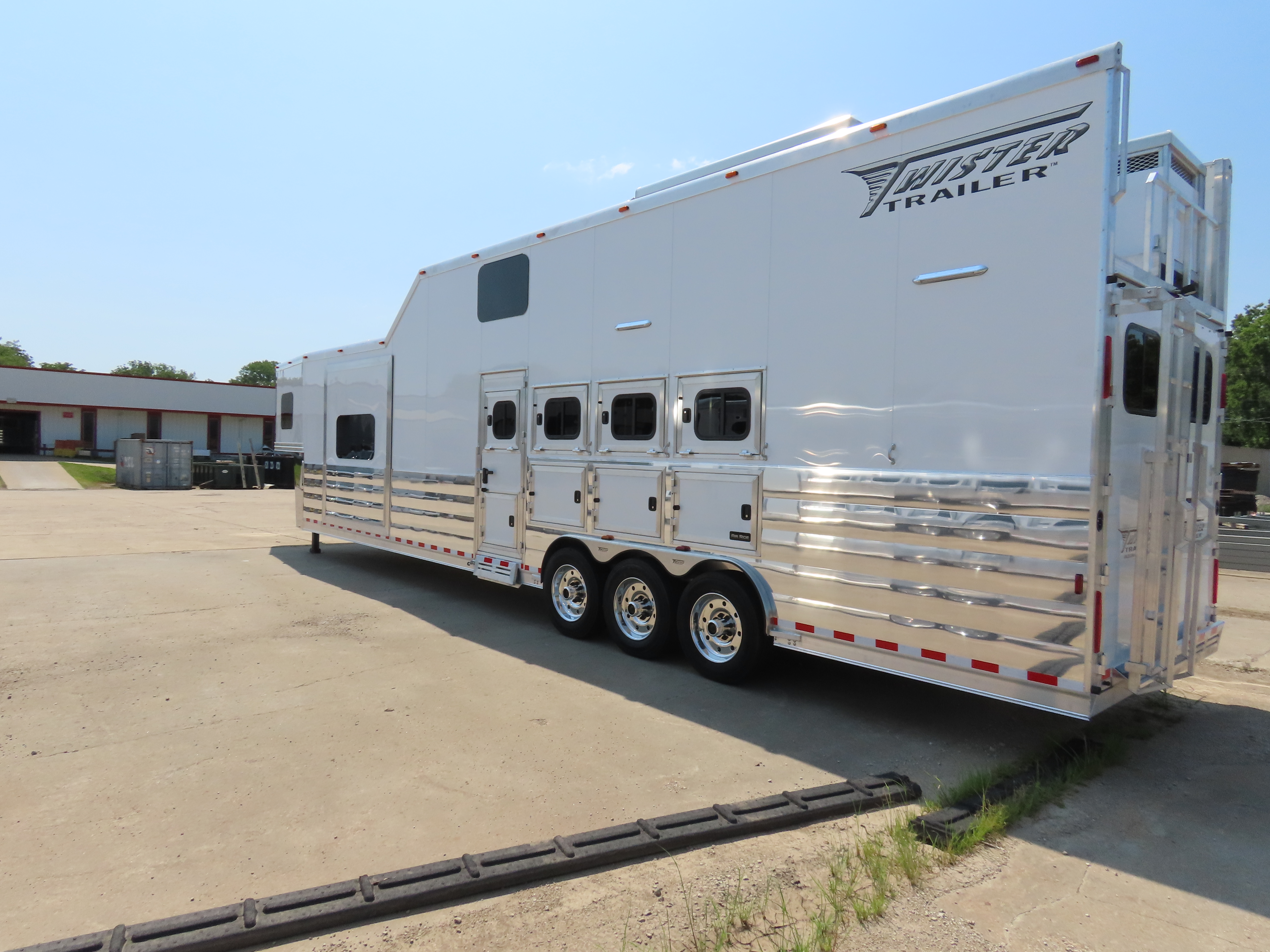 2025 Twister 4 Horse 17' Shortwall Side Load Loft Trailer With Outlaw LQ S540 — photo 4