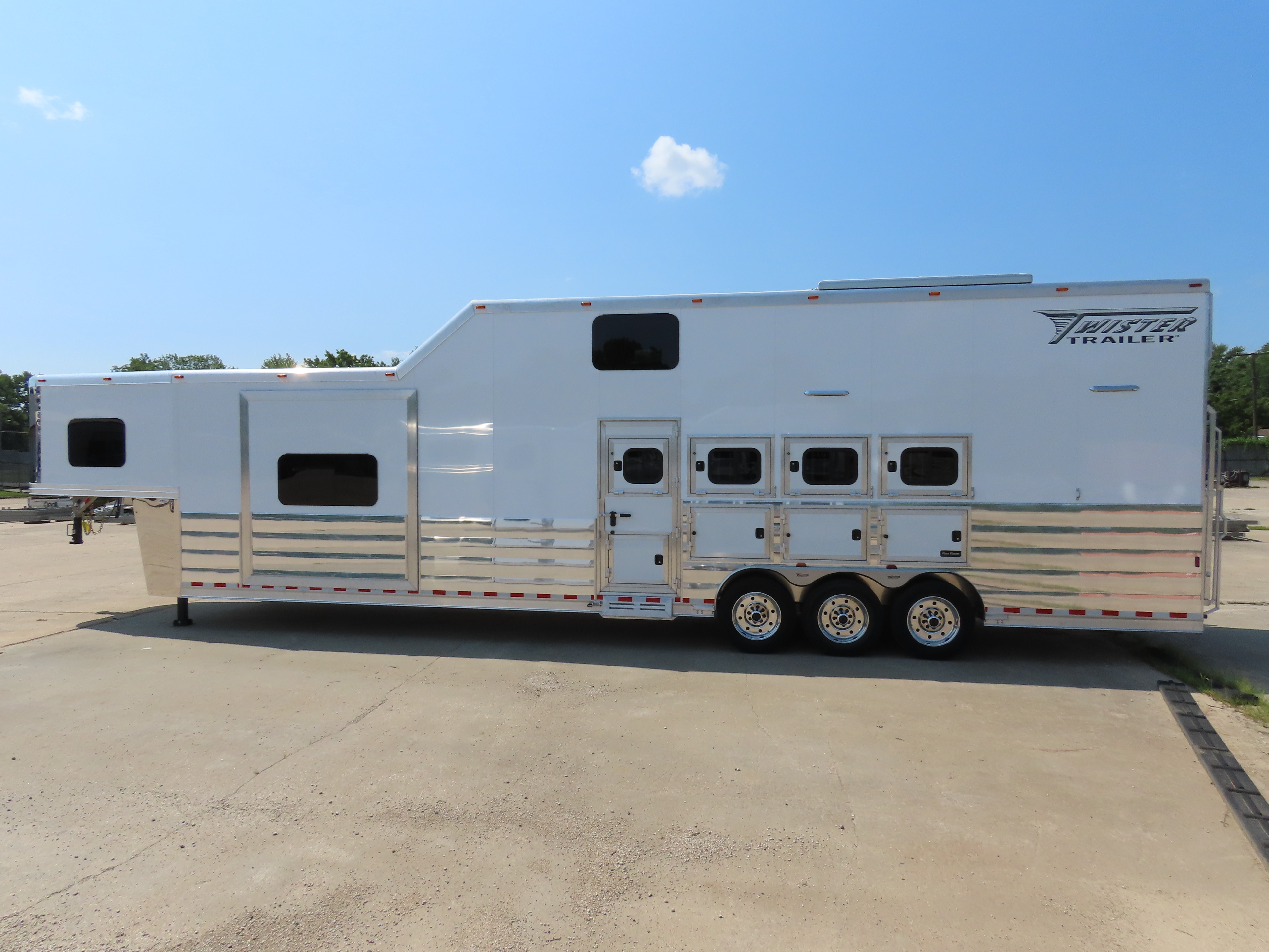 2025 Twister 4 Horse 17' Shortwall Side Load Loft Trailer With Outlaw LQ S540