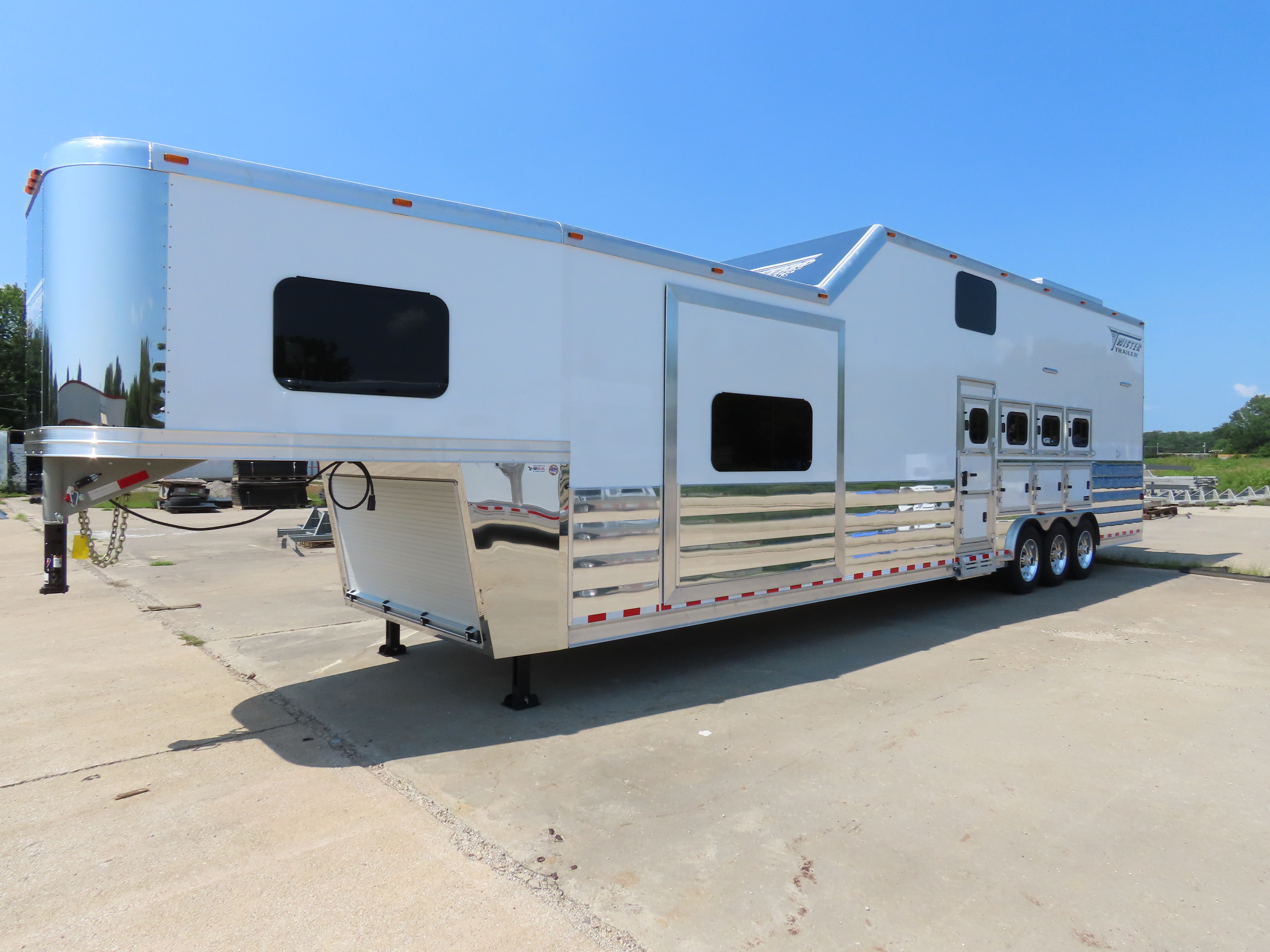 2025 Twister 4 Horse 17' Shortwall Side Load Loft Trailer With Outlaw LQ S540 — photo 5