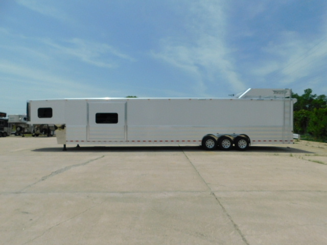 2020 Twister 42' Toy\Car Hauler with 22’ Outlaw Living Quarters for lease or sale — photo 4