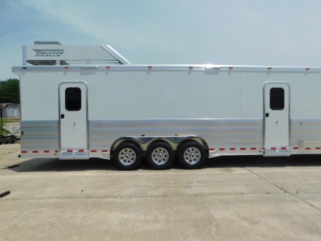 2020 Twister 42' Toy\Car Hauler with 22’ Outlaw Living Quarters for lease or sale — photo 6