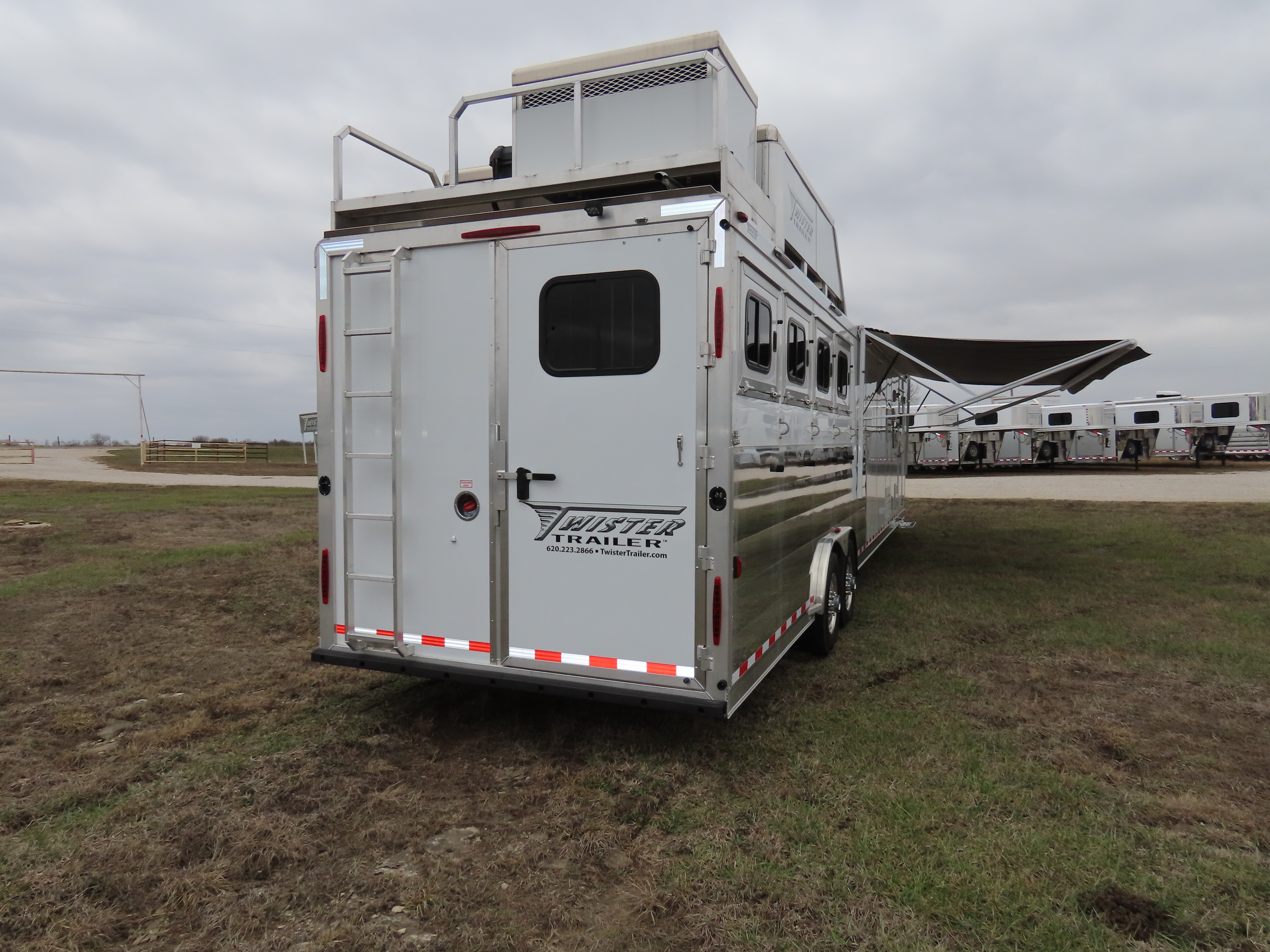 Twister 4 Horse 13'8" SW Rear Load Select Trail Boss LQ S499 — photo 3