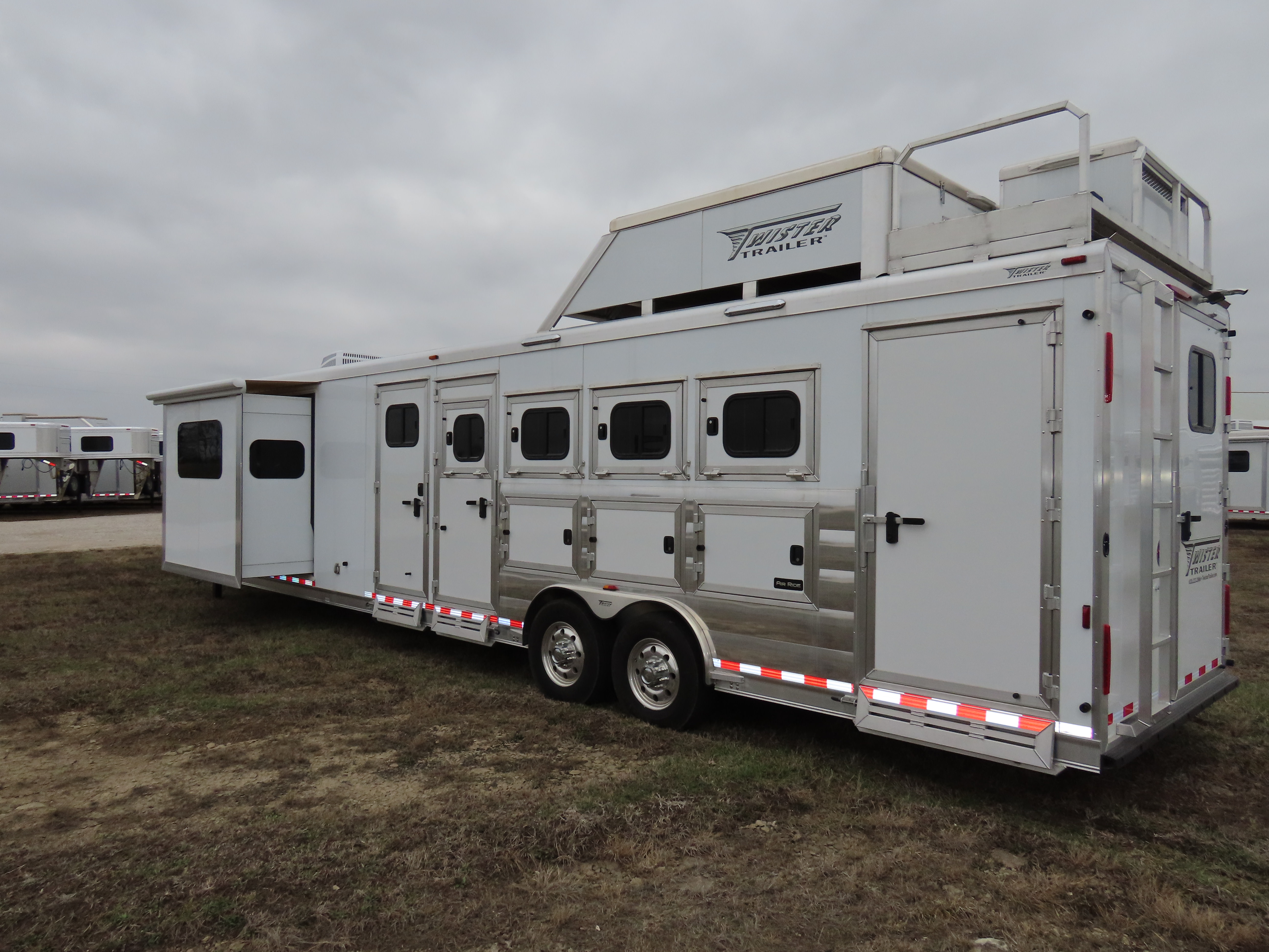 Twister 4 Horse 13'8" SW Rear Load Select Trail Boss LQ S499 — photo 2