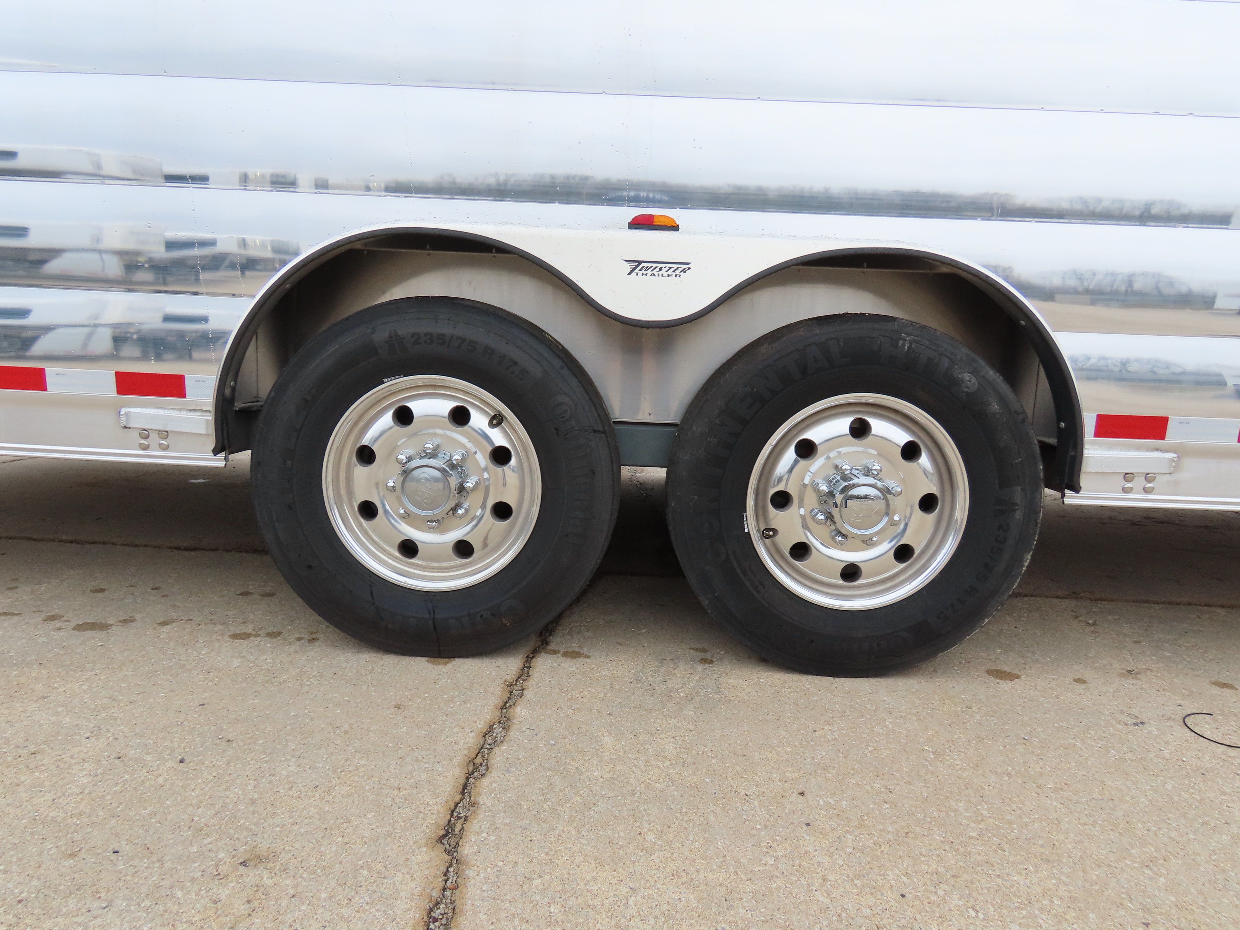 Twister 4 Horse 13'8" SW Rear Load Select Trail Boss LQ S499 — photo 4