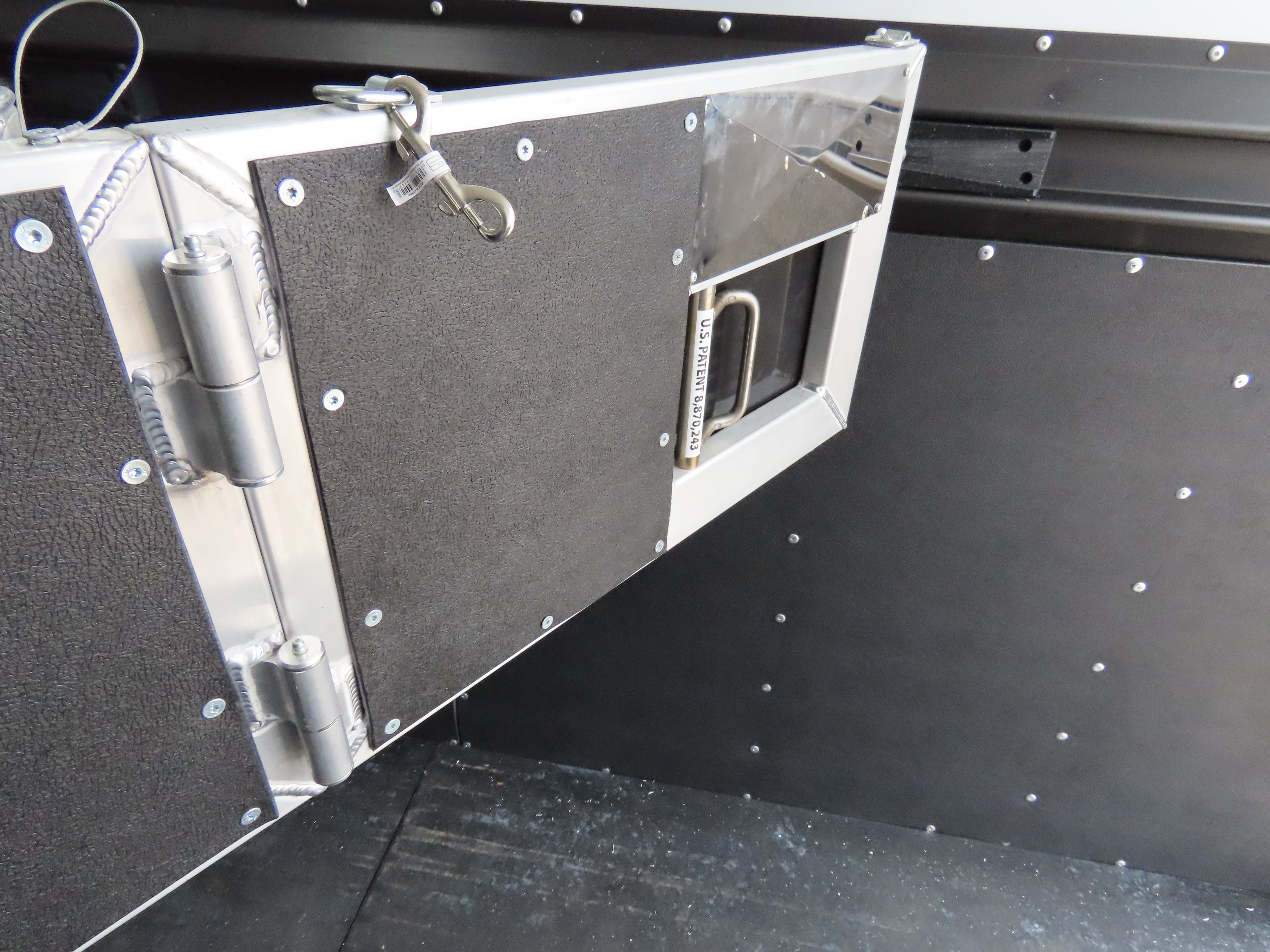 Twister 4 Horse 13'8" SW Rear Load Select Trail Boss LQ S499 — photo 6
