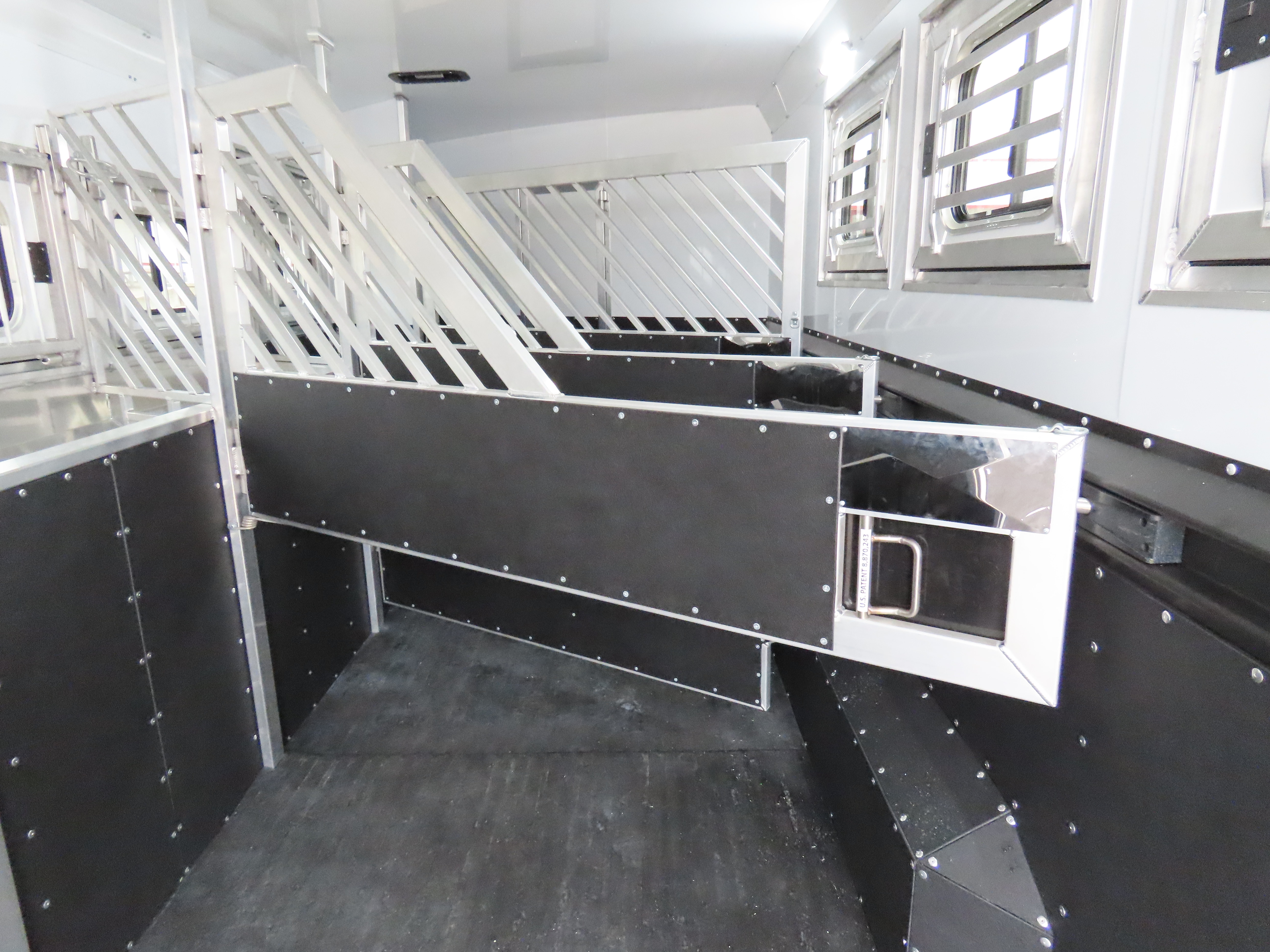 Twister 4 Horse 13'8" SW Rear Load Select Trail Boss LQ S499 — photo 8