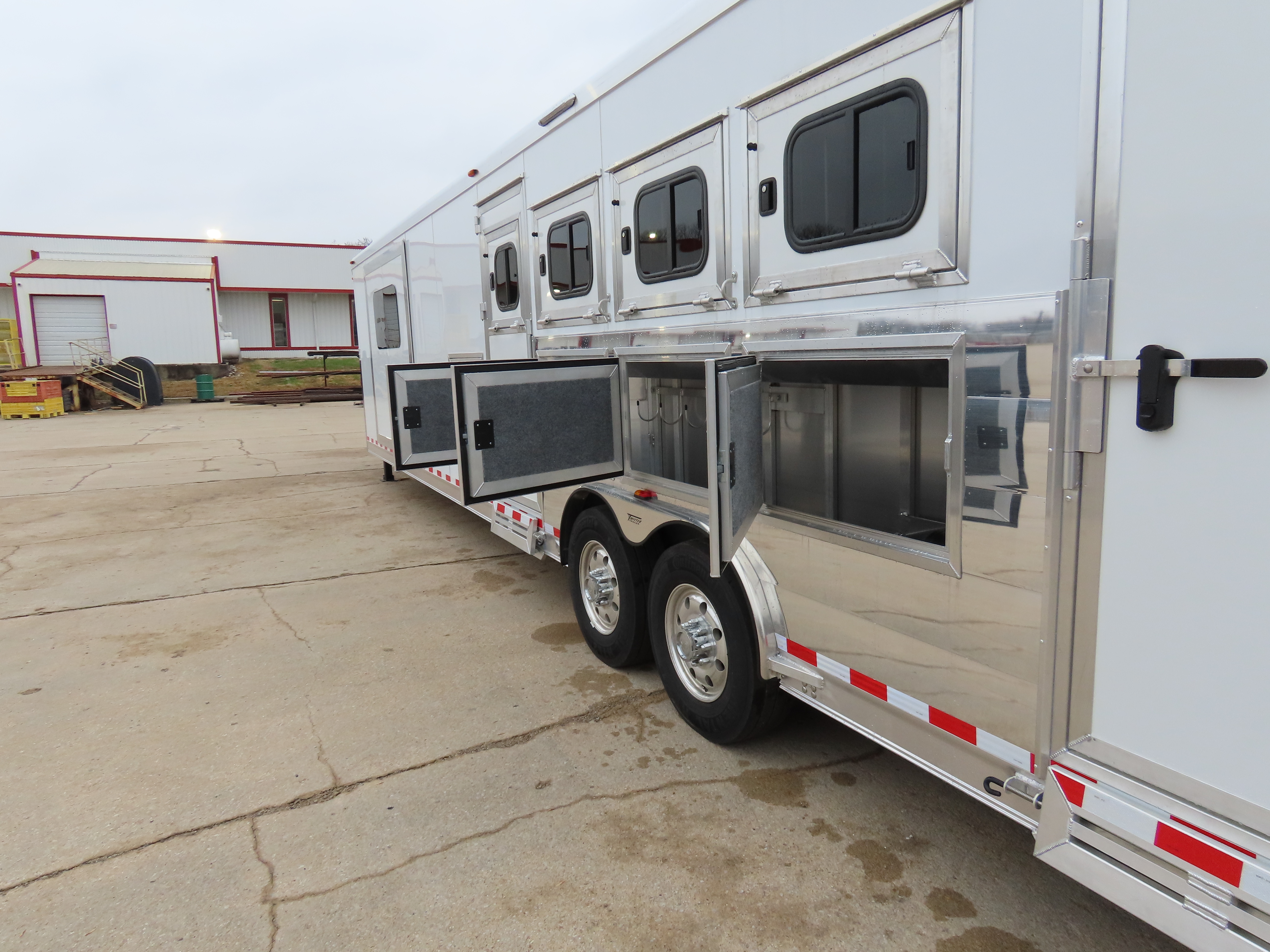 Twister 4 Horse 13'8" SW Rear Load Select Trail Boss LQ S499 — photo 11