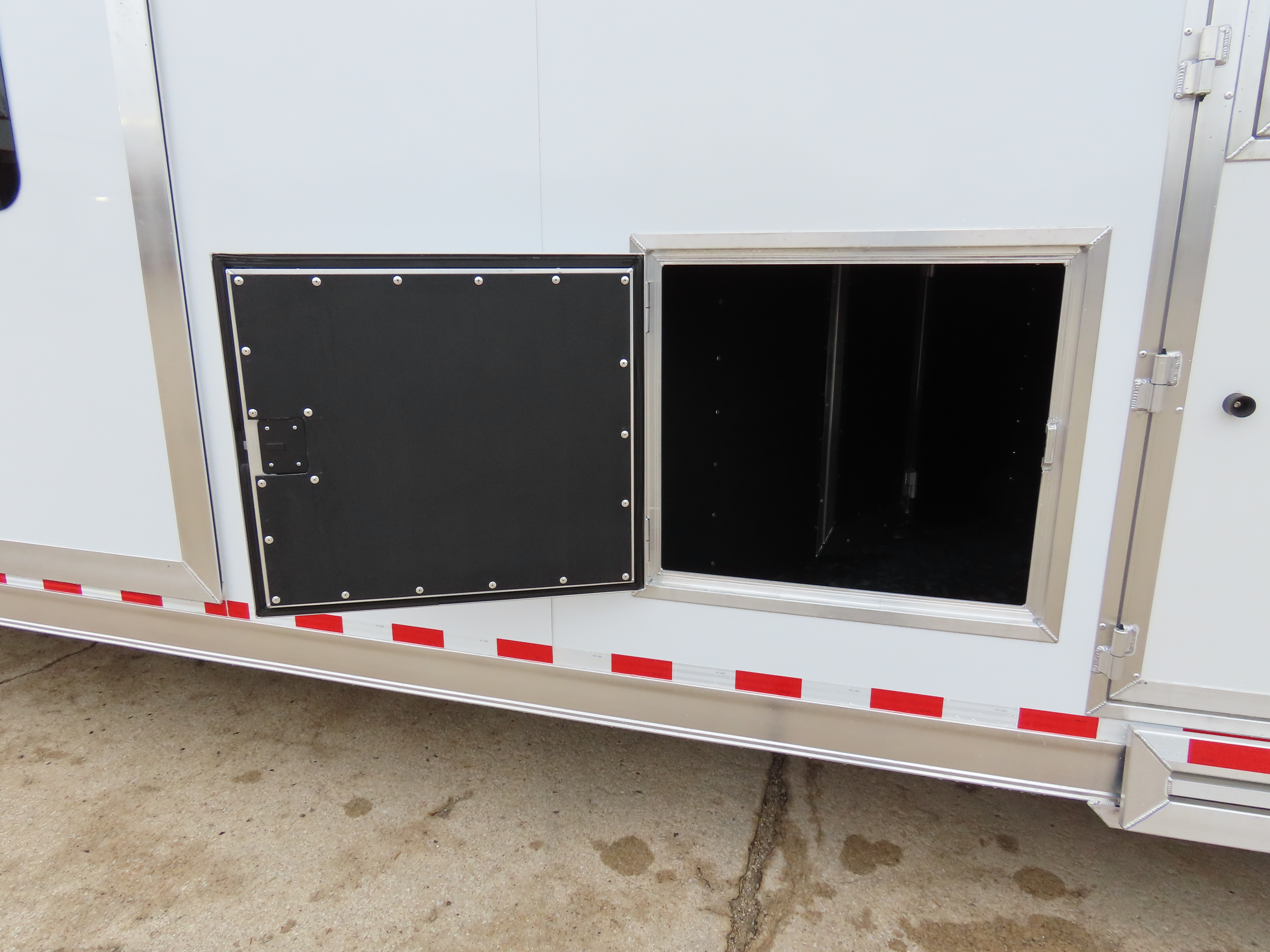 Twister 4 Horse 13'8" SW Rear Load Select Trail Boss LQ S499 — photo 12
