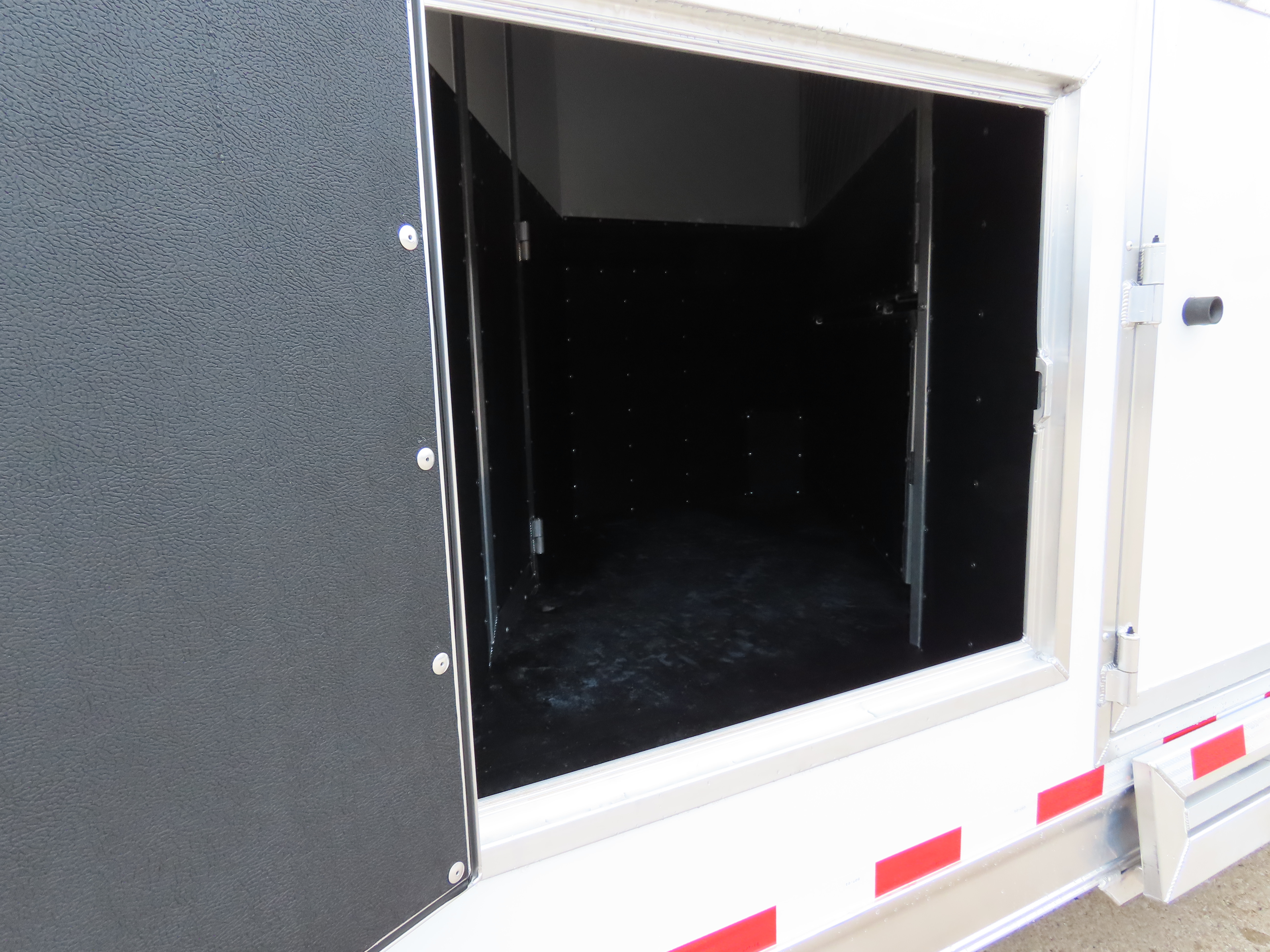 Twister 4 Horse 13'8" SW Rear Load Select Trail Boss LQ S499 — photo 13