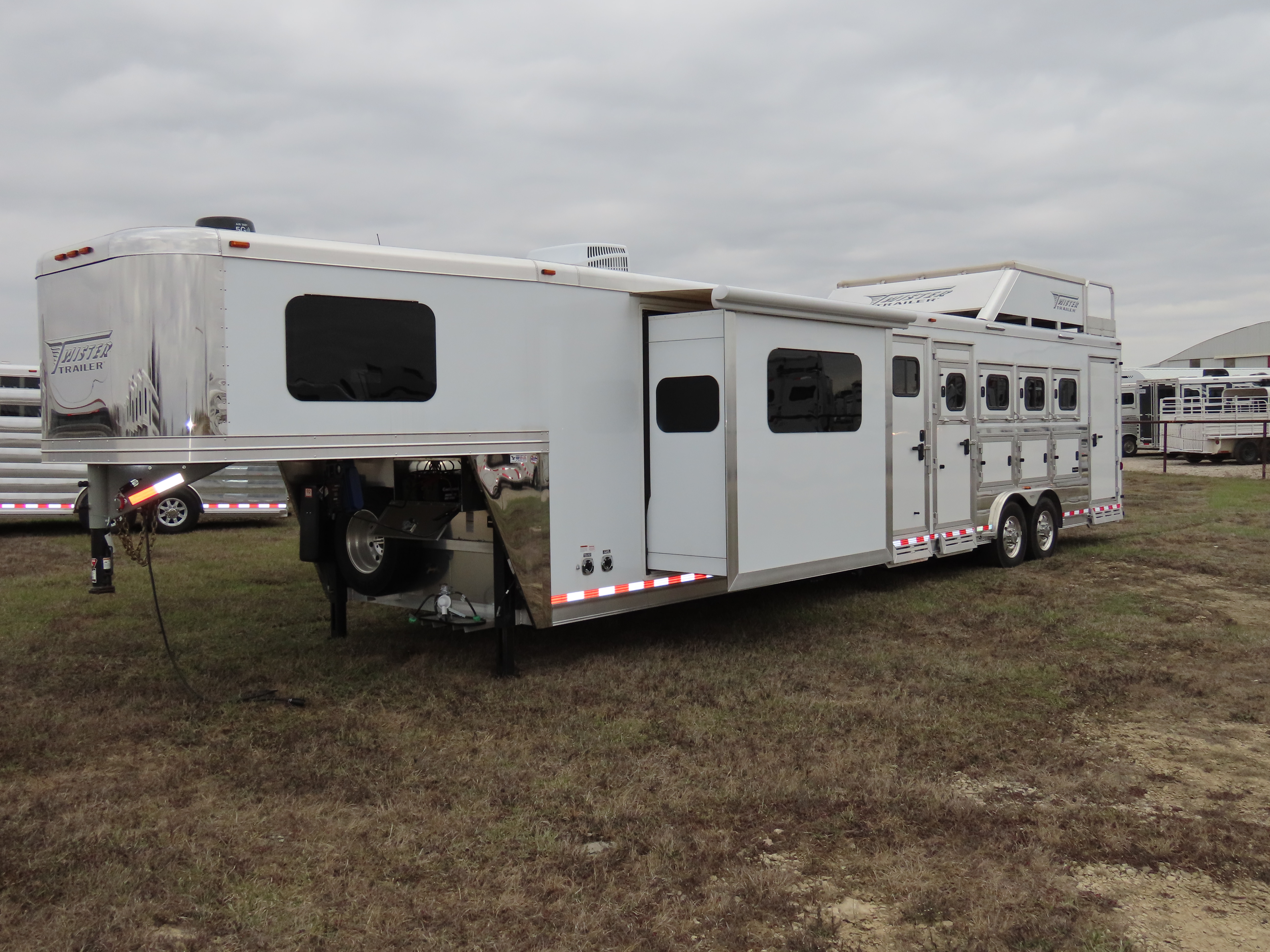 Twister 4 Horse 13'8" SW Rear Load Select Trail Boss LQ S499