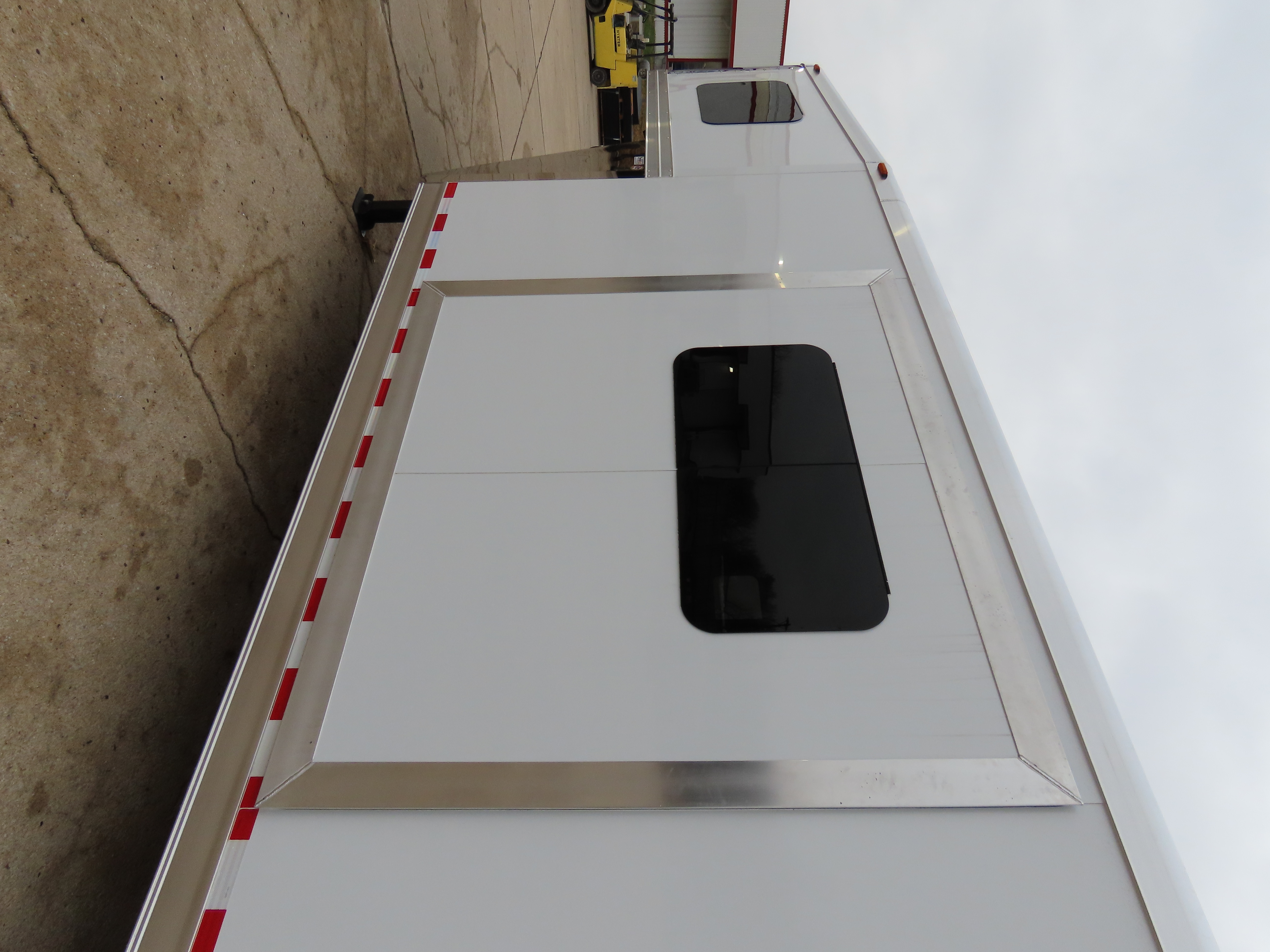 Twister 4 Horse 13'8" SW Rear Load Select Trail Boss LQ S499 — photo 14