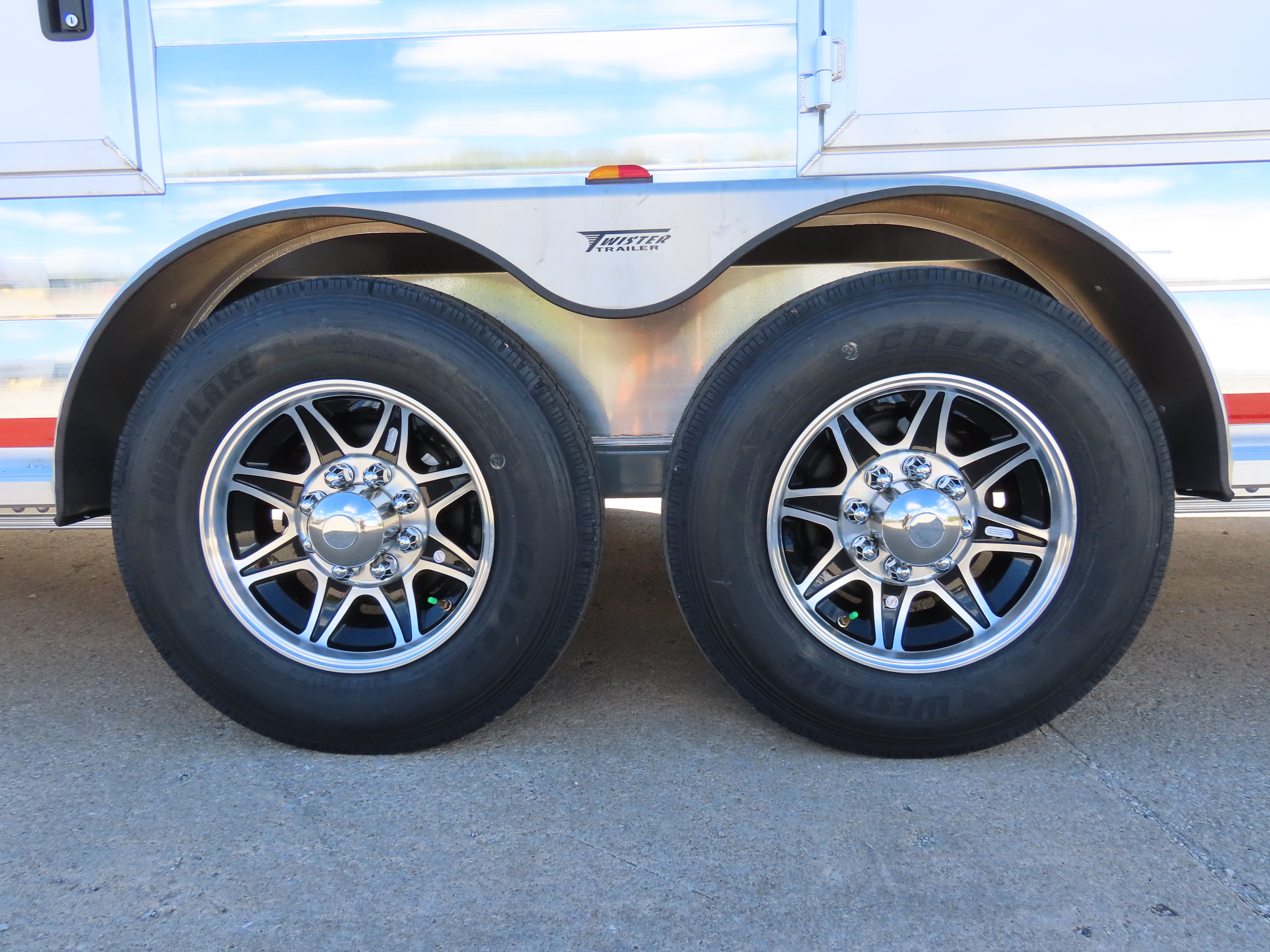 Twister 6 Horse 28'5" Stock Combo — photo 8