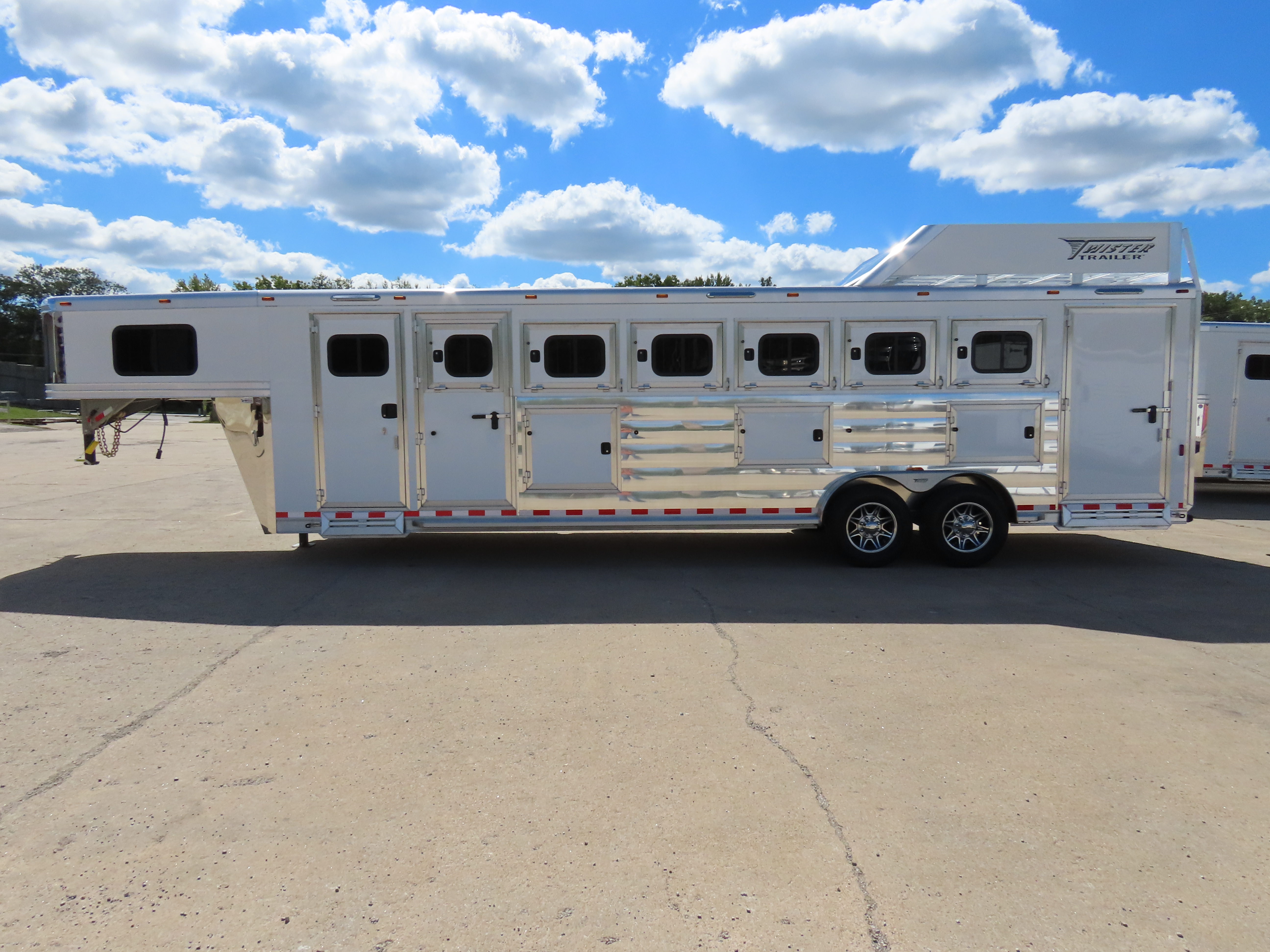 Twister 6 Horse 28'5" Stock Combo — photo 5