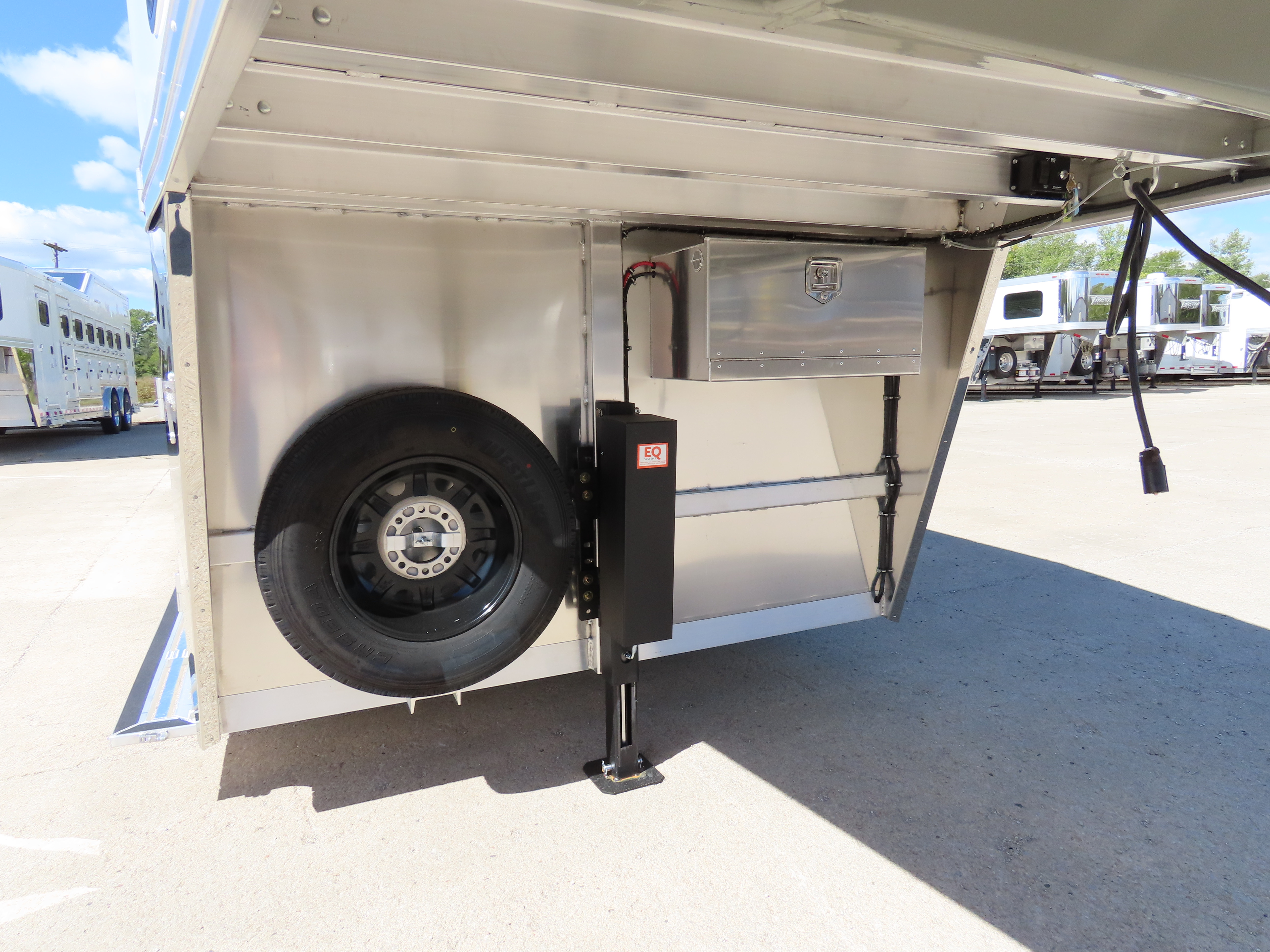 Twister 6 Horse 28'5" Stock Combo — photo 9