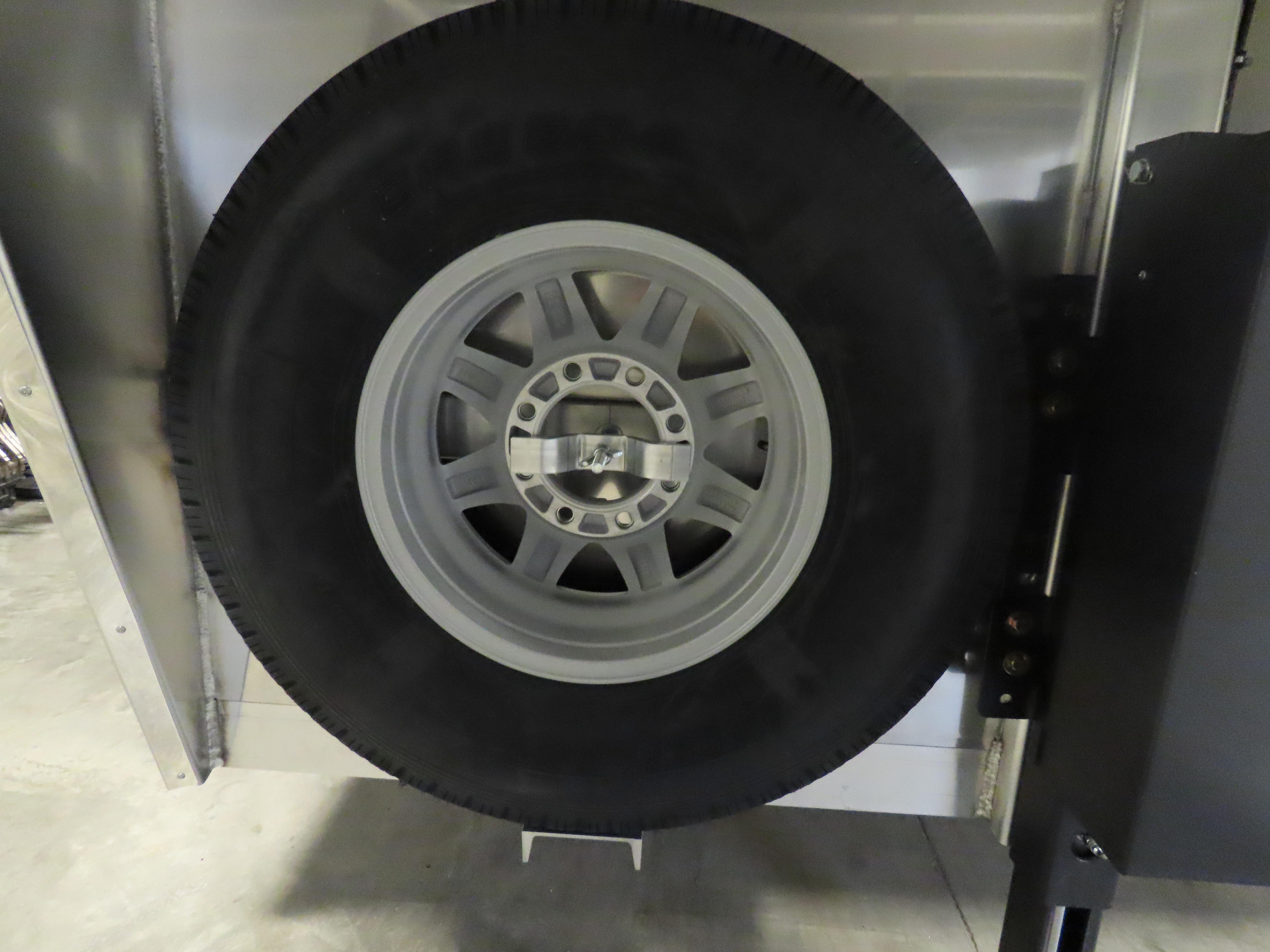 Twister 4 Horse 28' Stock Combo — photo 12