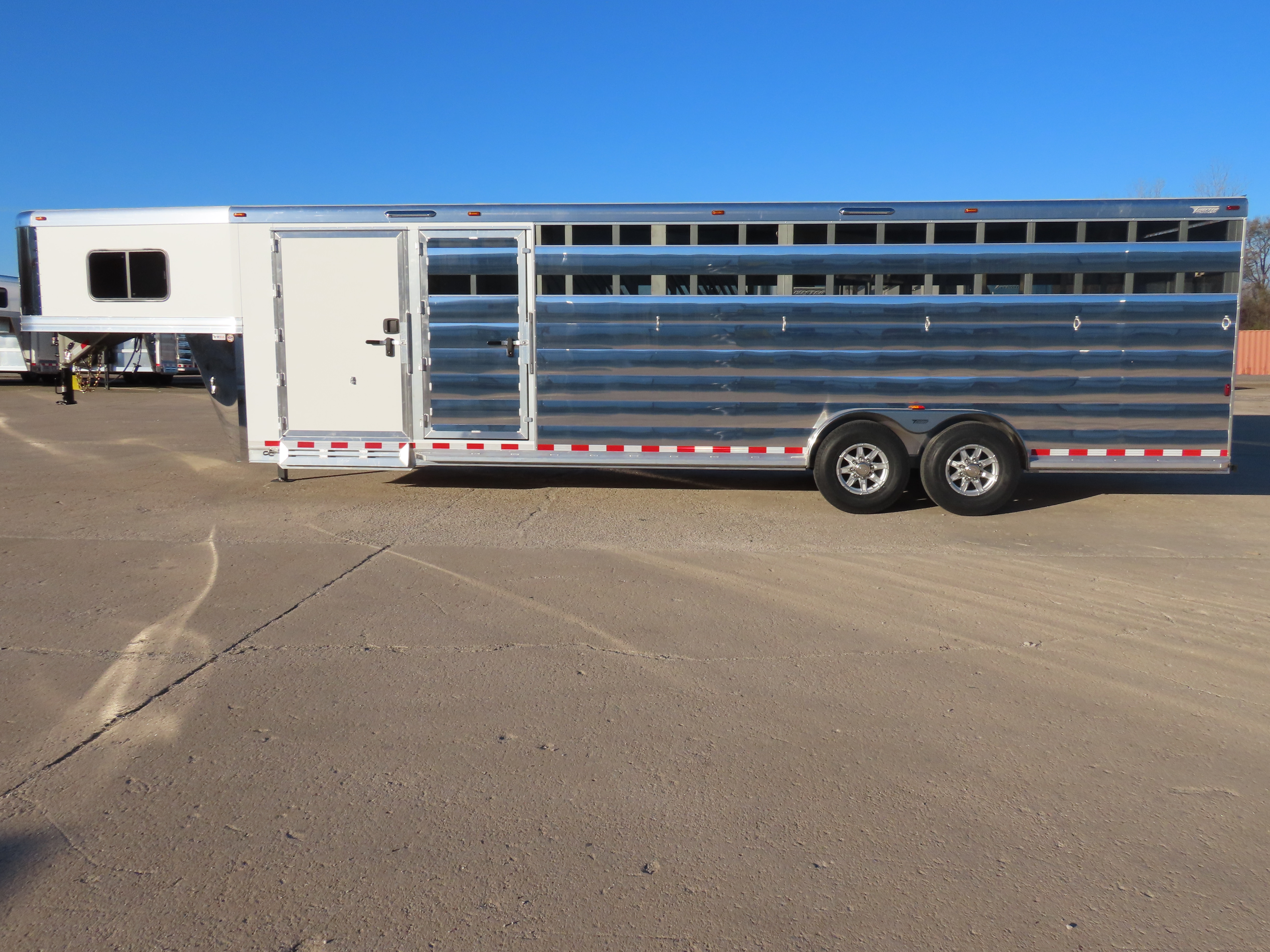 Twister 4 Horse 28' Stock Combo — photo 2