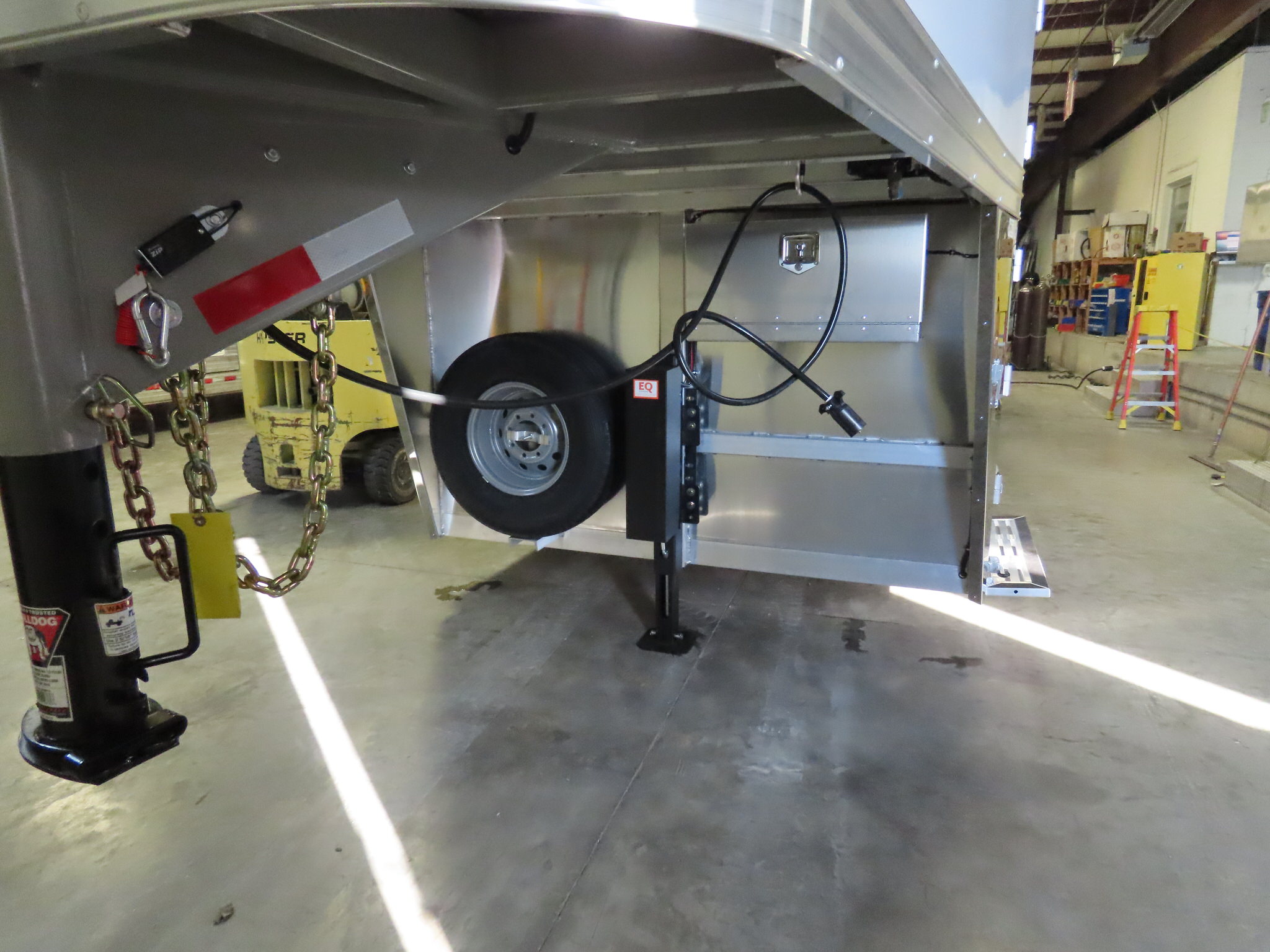 Twister 25' Bull Tough Stock Trailer — photo 7