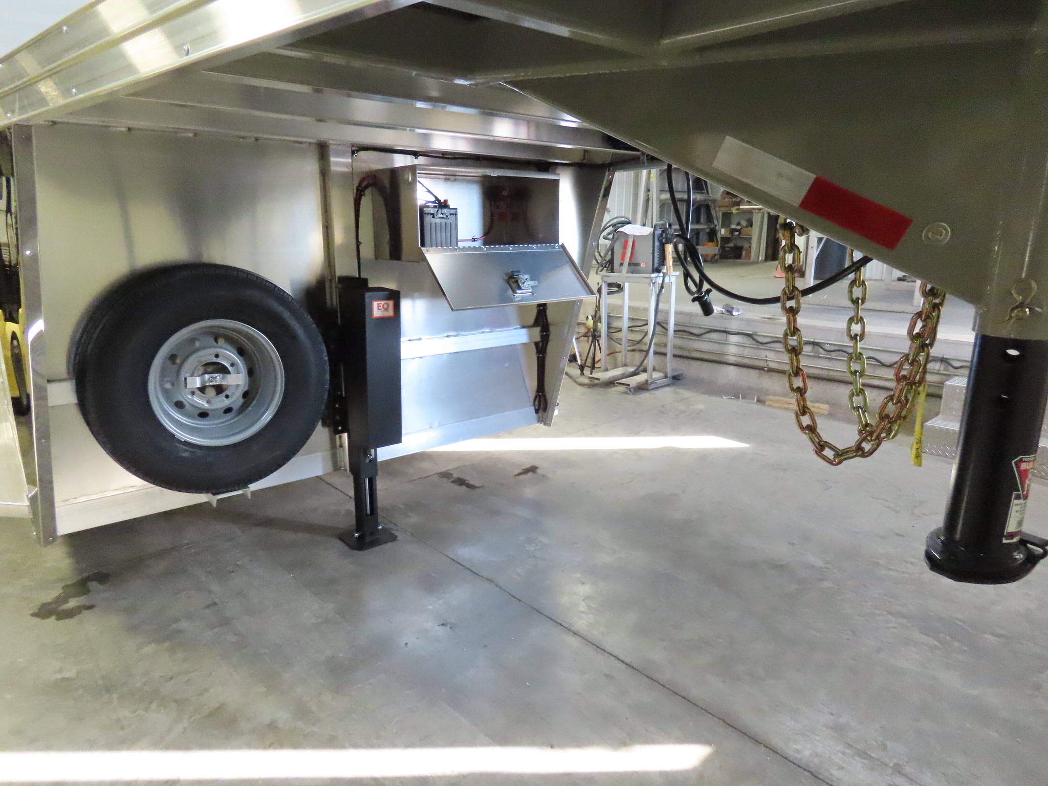 Twister 25' Bull Tough Stock Trailer — photo 9