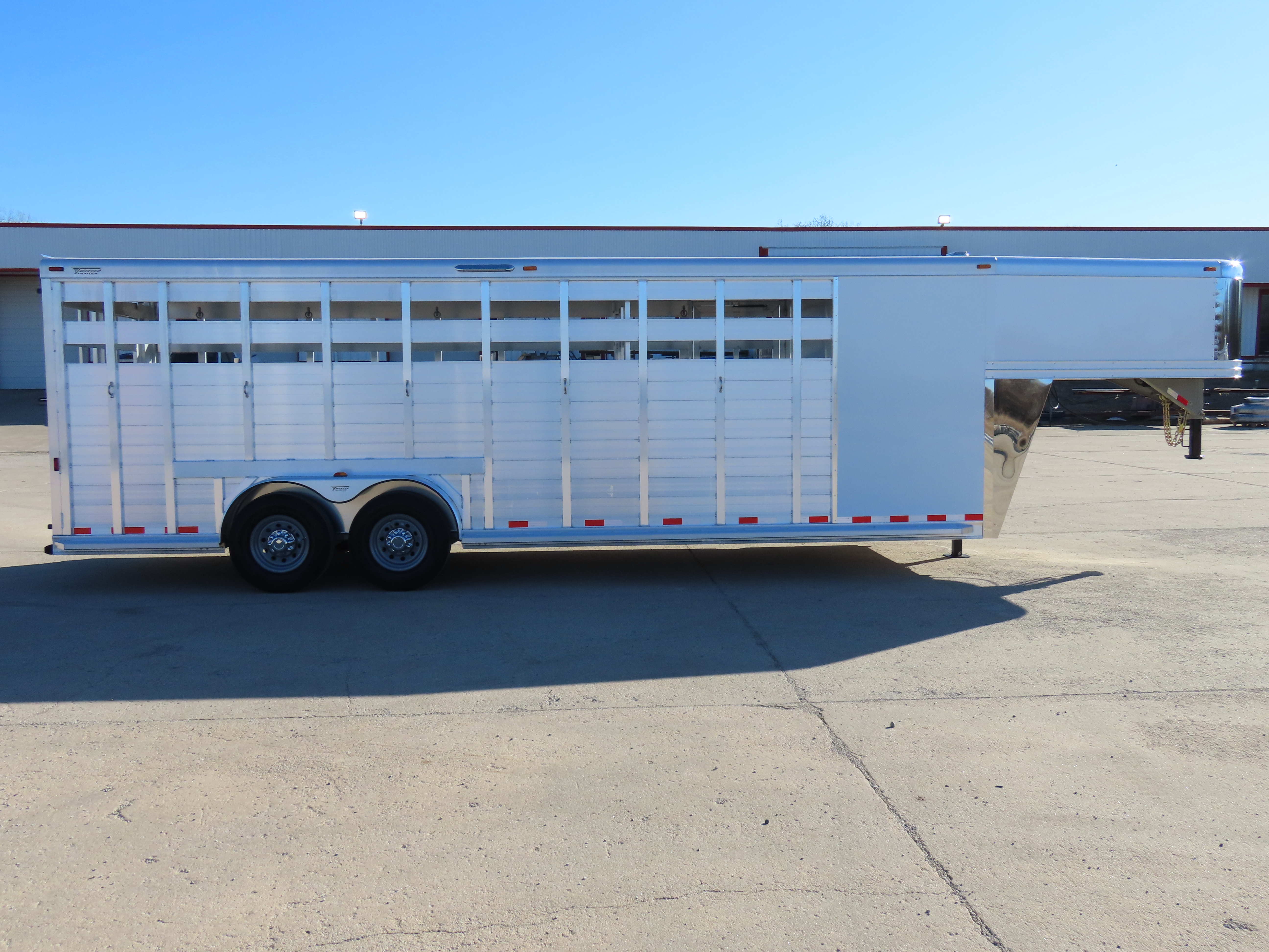 Twister 25' Bull Tough Stock Trailer — photo 2